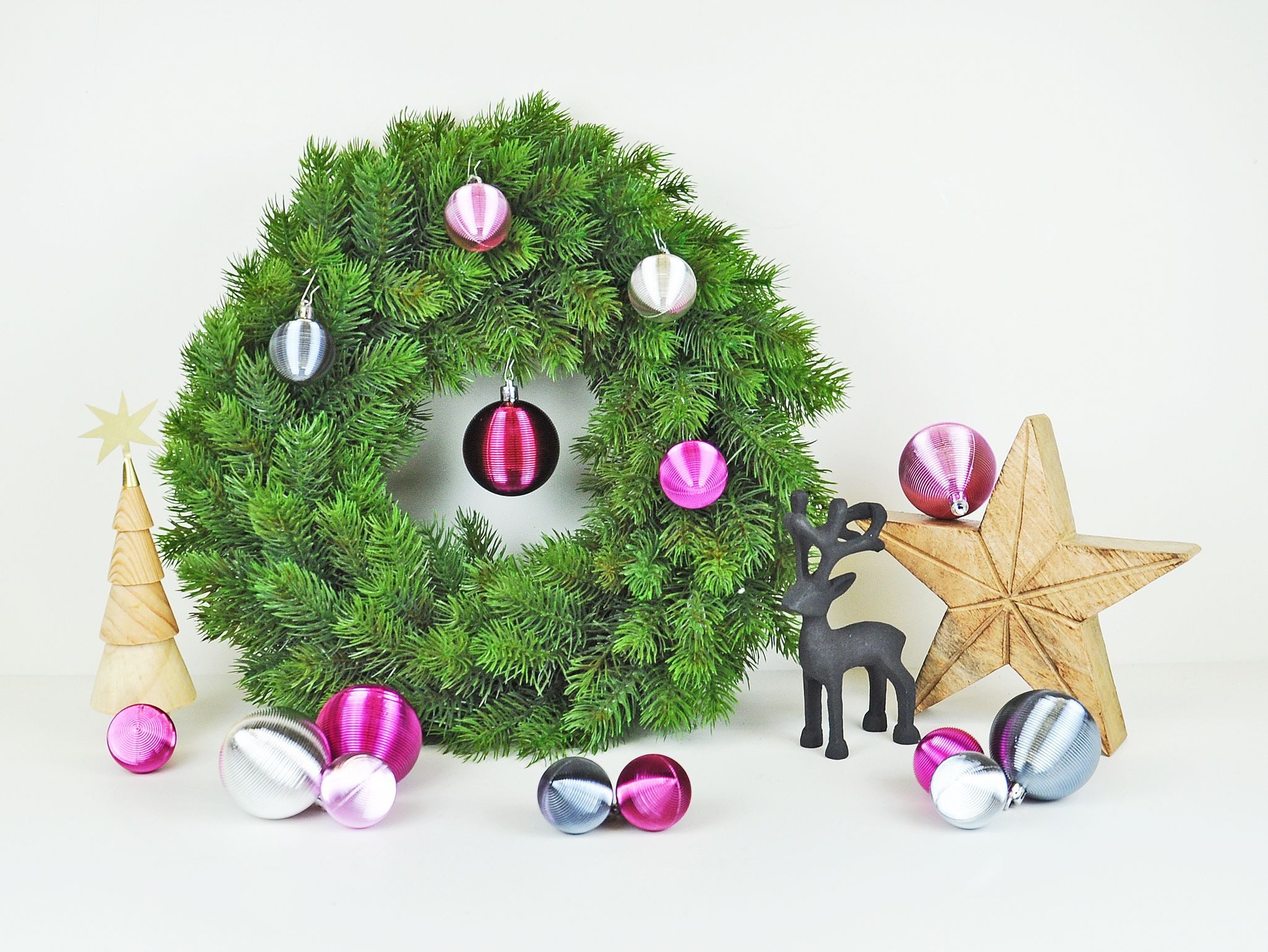 JACK Christbaumschmuck JACK by Inge 50x Kunststoff Kugeln Pink Silber Christbaumkugeln Rille, Inkl. Haken, Rillenoptik aus Kunststoff Ø 4 + 6 cm, Aufbewahrungsbox