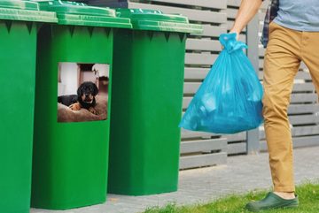MuchoWow Wandsticker Rottweiler-Welpe liegt auf einem weichen Kopfkissen (1 St), Mülleimer-aufkleber, Mülltonne, Sticker, Container, Abfalbehälter