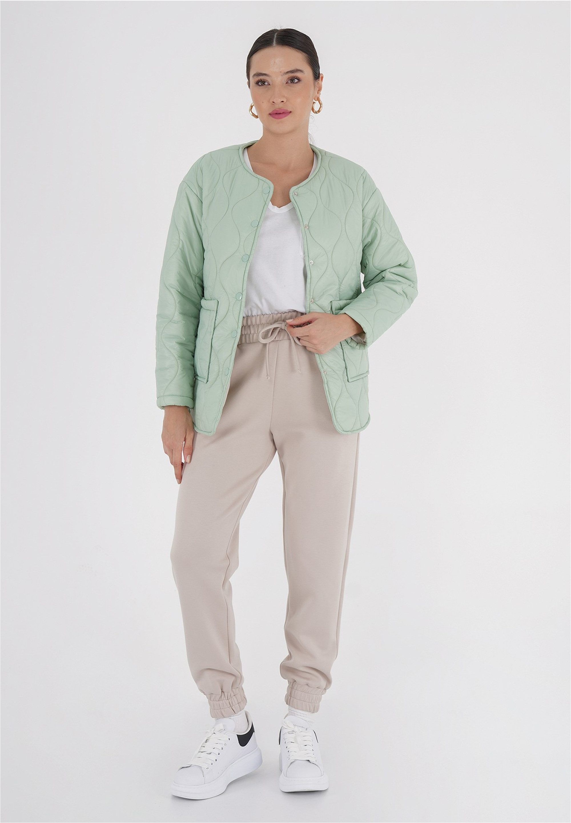 freshlions Steppjacke Amara (1-St) mit praktischen Druckknöpfen