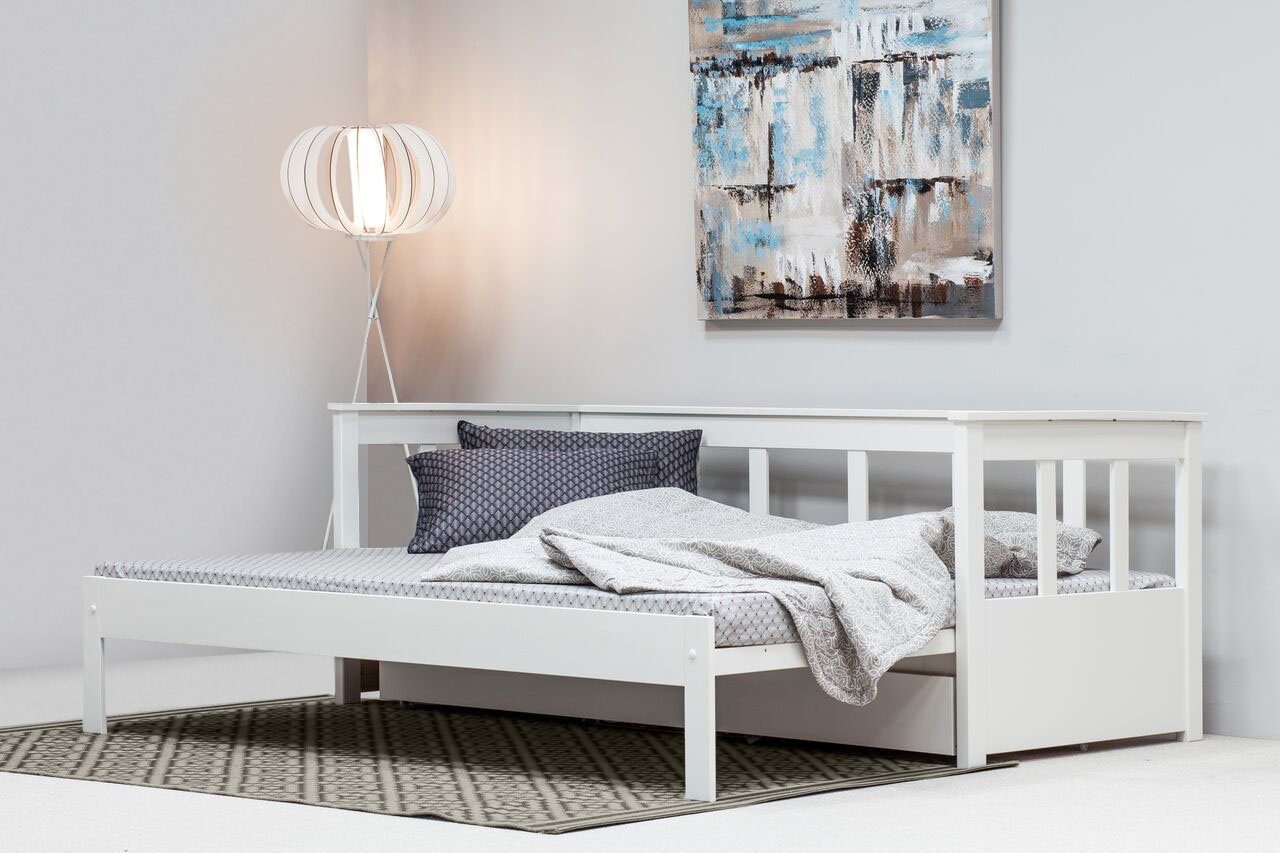 Home affaire Daybett "AIRA" skandinavisches Design, ideal fürs Jugend- oder Gästezimmer, Gästebett, mit ausziehbarer Liegefläche, zertifiziertes Massivholz weiß