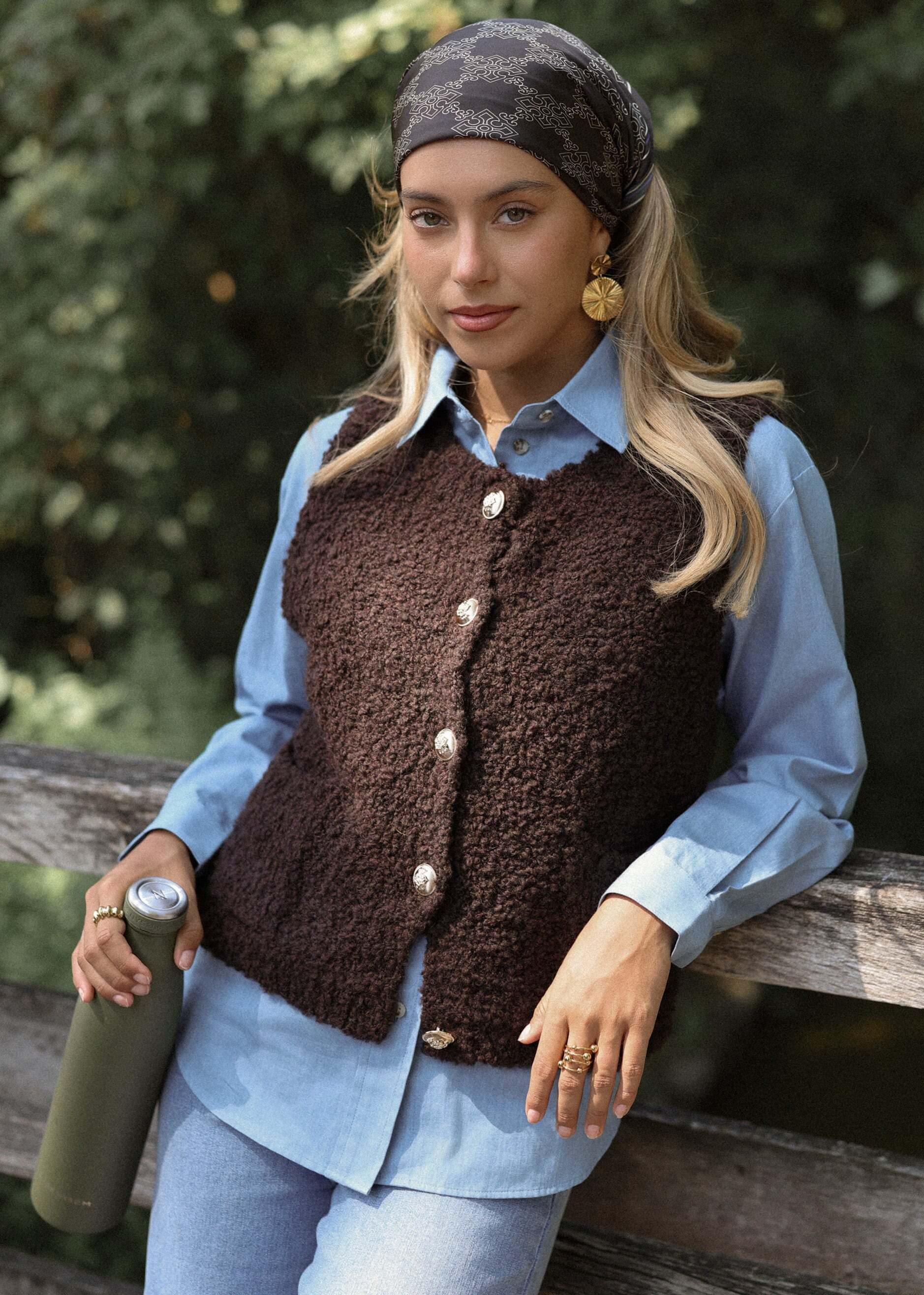 SASSYCLASSY Kurzweste Bouclé-Weste mit aufgesetzten Taschen für Damen Weiche Weste mit goldfarbenen Knöpfen Hellgrau