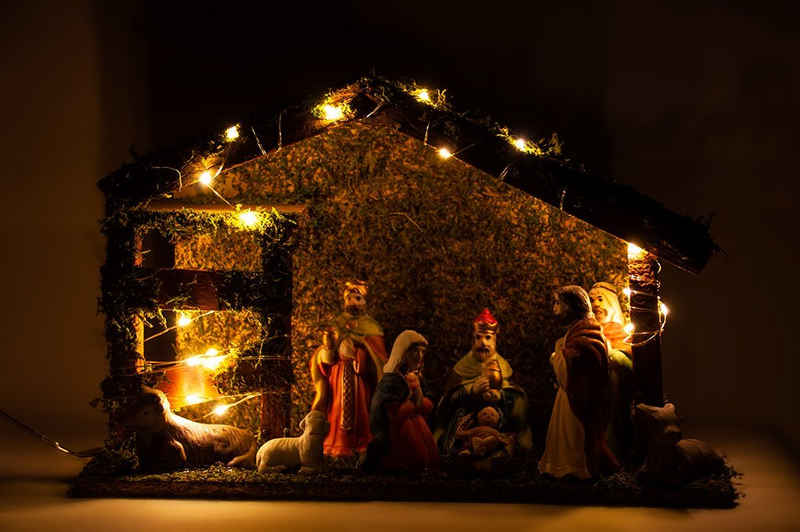 Gravidus Dekofigur »LED Weihnachtskrippe Weihnachten Krippe Weihnachtsdeko Holzhaus mit 9 Figuren«