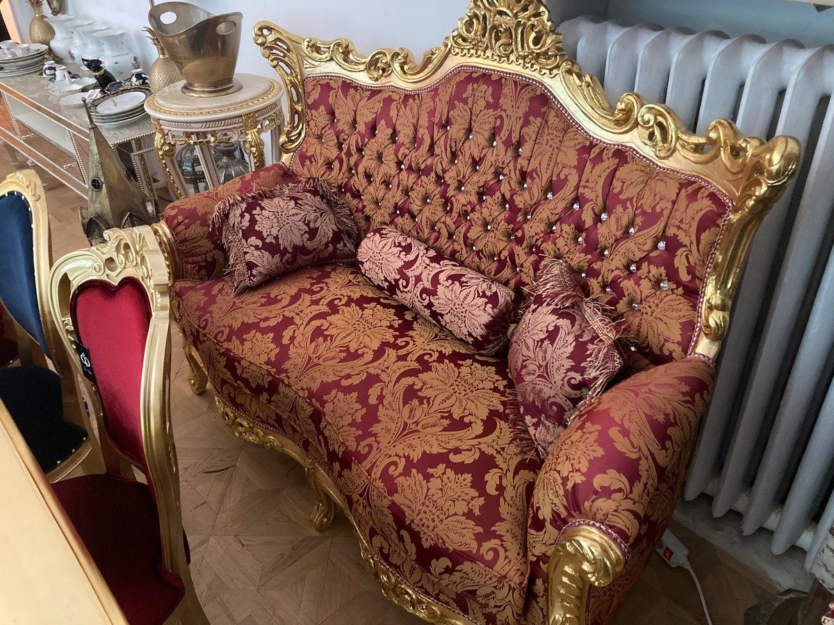 Casa Padrino 2-Sitzer Barock 2er Sofa Bordeaux Muster / Gold mit Bling Bling Glitzersteinen und Kissen - Antik Stil Wohnzimmer Möbel