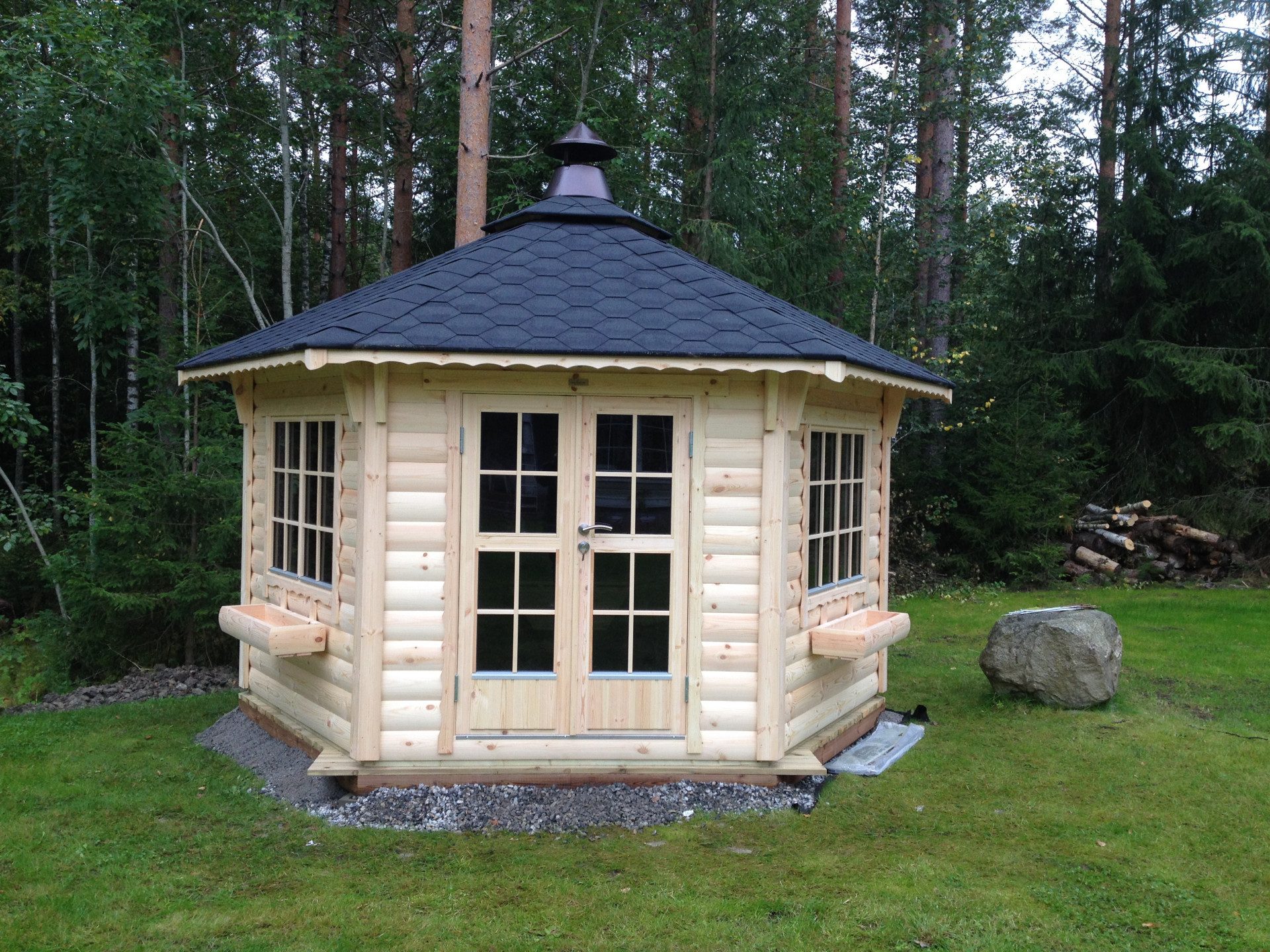 Finn Art Blockhaus Grillkota Grillpavillon 6-eckig Victoria 9,5 max. 15 Personen, BxT: 370x320 cm, Schindeln rot, mit Grillanlage