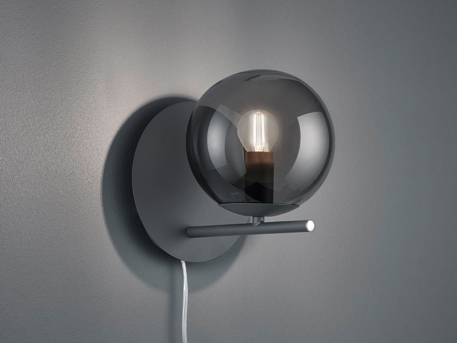 TRIO Leuchten LED Wandleuchte mit Schalter, Kabel & Stecker, Höhe 21cm, dimmbar, LED wechselbar, Warmweiß, Retro Wand Nachttischlampe für innen mit Glas-Kugel inkl. Leuchtmittel
