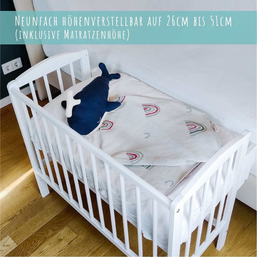 Kids Collective Beistellbett 90x40 cm mit Matratze, umbaubar zu 90x55 cm, 9 mal verstellbar, auch als Babywippe nutzbar, Kiefer-Vollholz in weiß