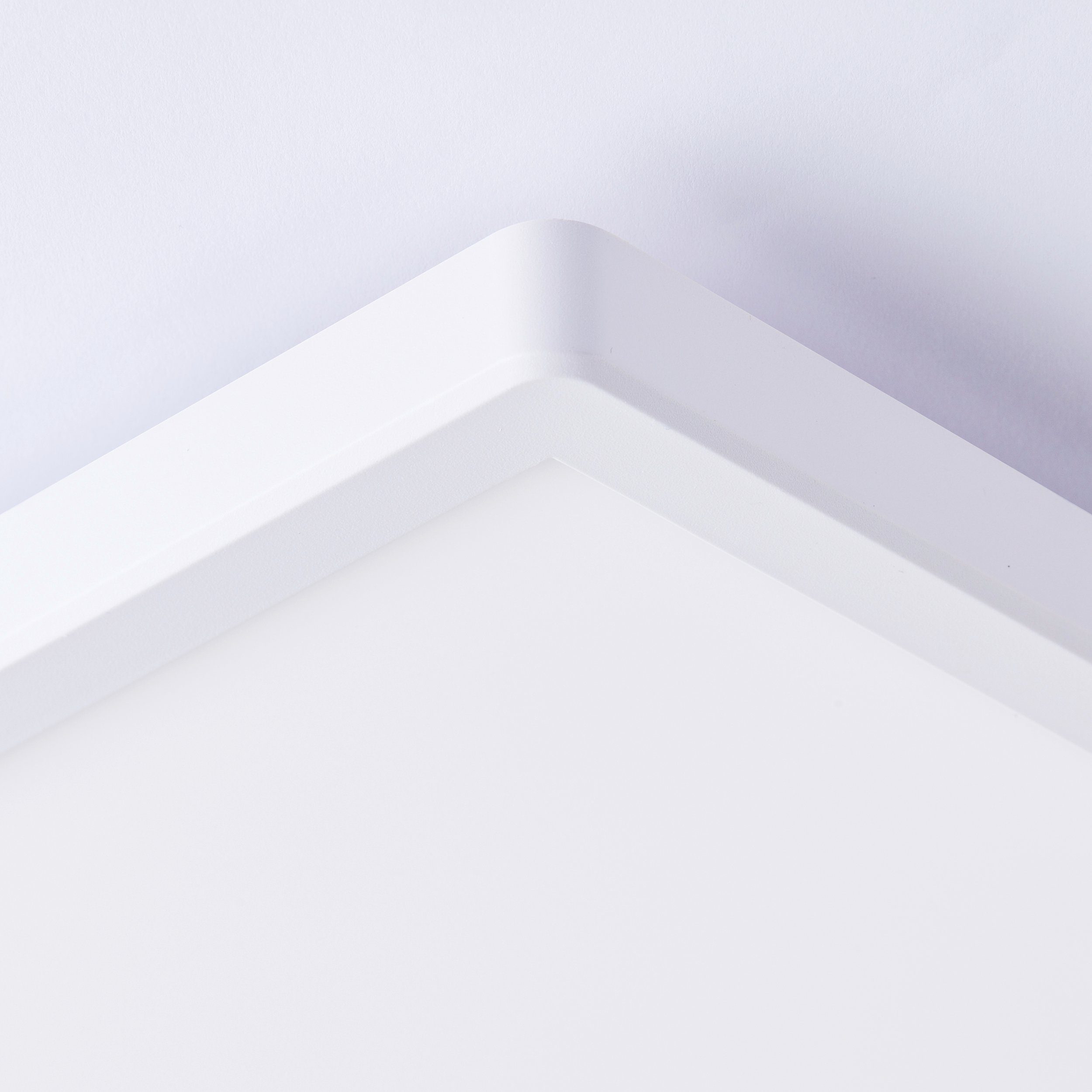 Brilliant Aufbauleuchte Saltery weiß, Deckenaufbau-Paneel Saltery 42x42cm weiß Deckenaufbau-Paneel LED 42x42cm LED Kunststoff Fernbedienung