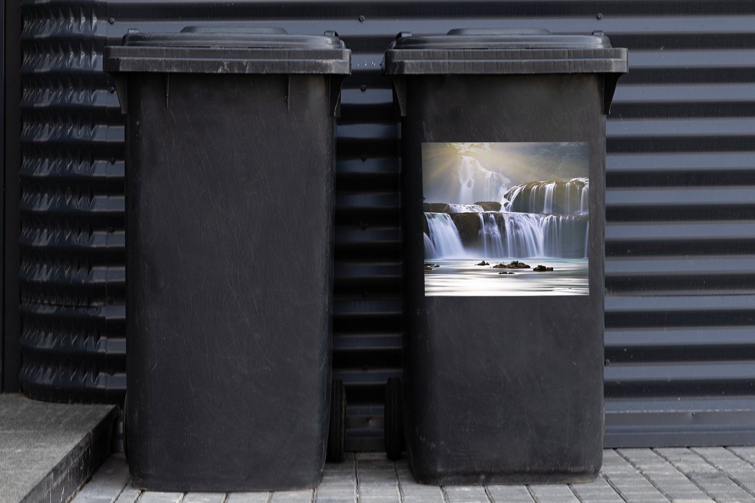 Wasserfall Abfalbehälter Wandsticker Container, St), Natur - MuchoWow Sticker, (1 Felsen - Mülltonne, Mülleimer-aufkleber,