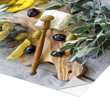 Posterlounge Wandfolie Editors Choice, Grüne und schwarze Oliven mit einer Flasche Olivenöl, Küche Mediterran Fotografie