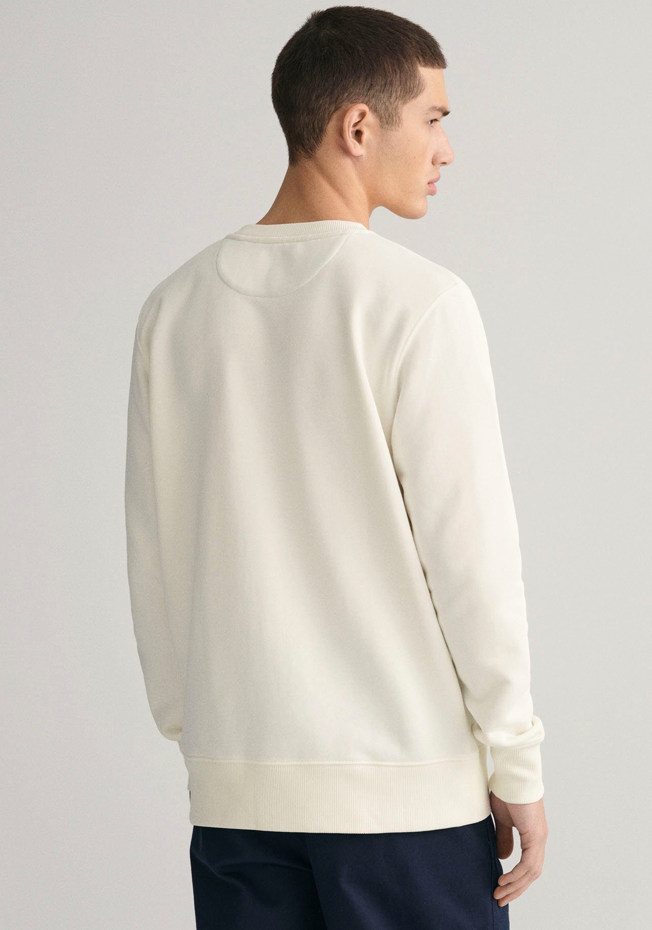 Gant eggshell Sweatshirt Brust auf REG C-NECK SHIELD Logostickerei mit SWEAT der