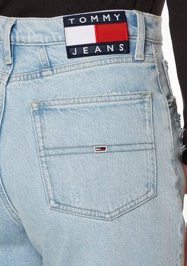 Tommy Jeans Mom-Jeans MOM JEAN UHR TPRD BF7013 mit Destroyed-Effekten & Tommy Jeans Logo-Badge