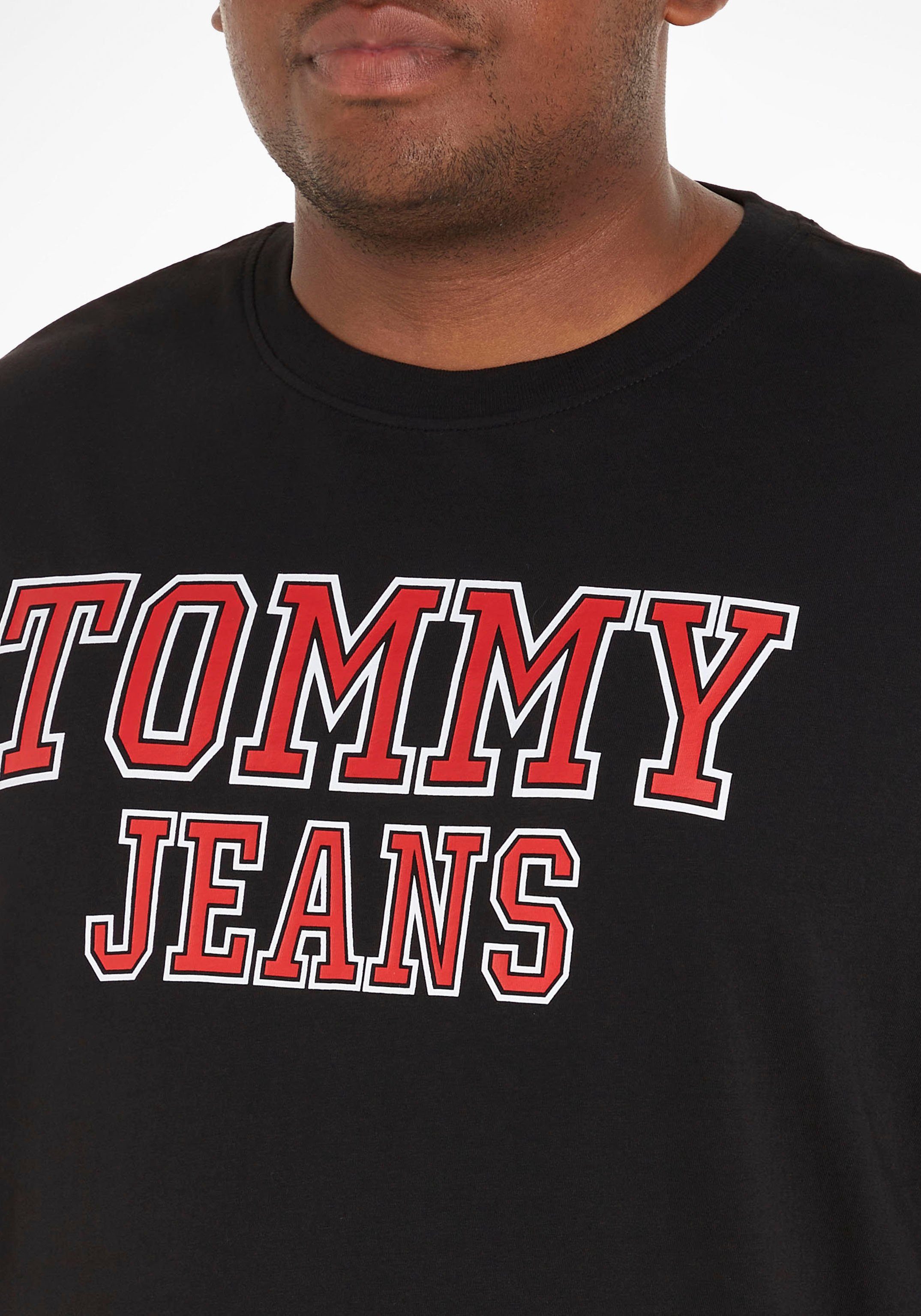 mit PLUS Black Jeans Tommy Brust Logoprint der TJ Plus TJM ESSENTIAL TEE T-Shirt auf