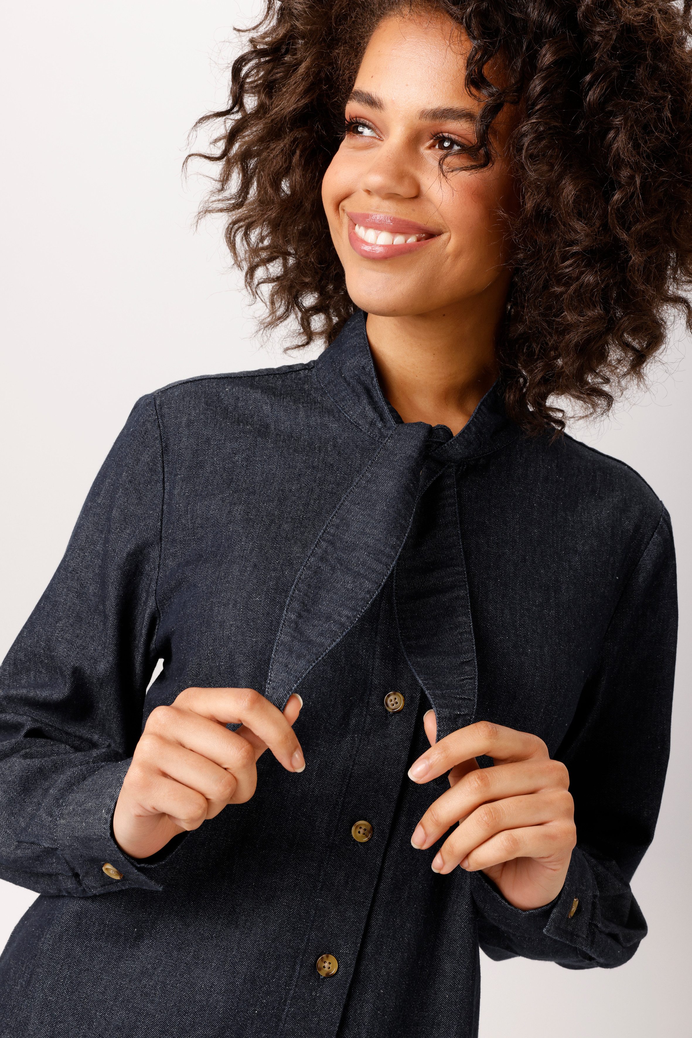 Aniston CASUAL Jeansbluse mit kleiner Schluppe am Rundhals-Ausschnitt - NEUE KOLLEKTION – Bild 3 von 5
