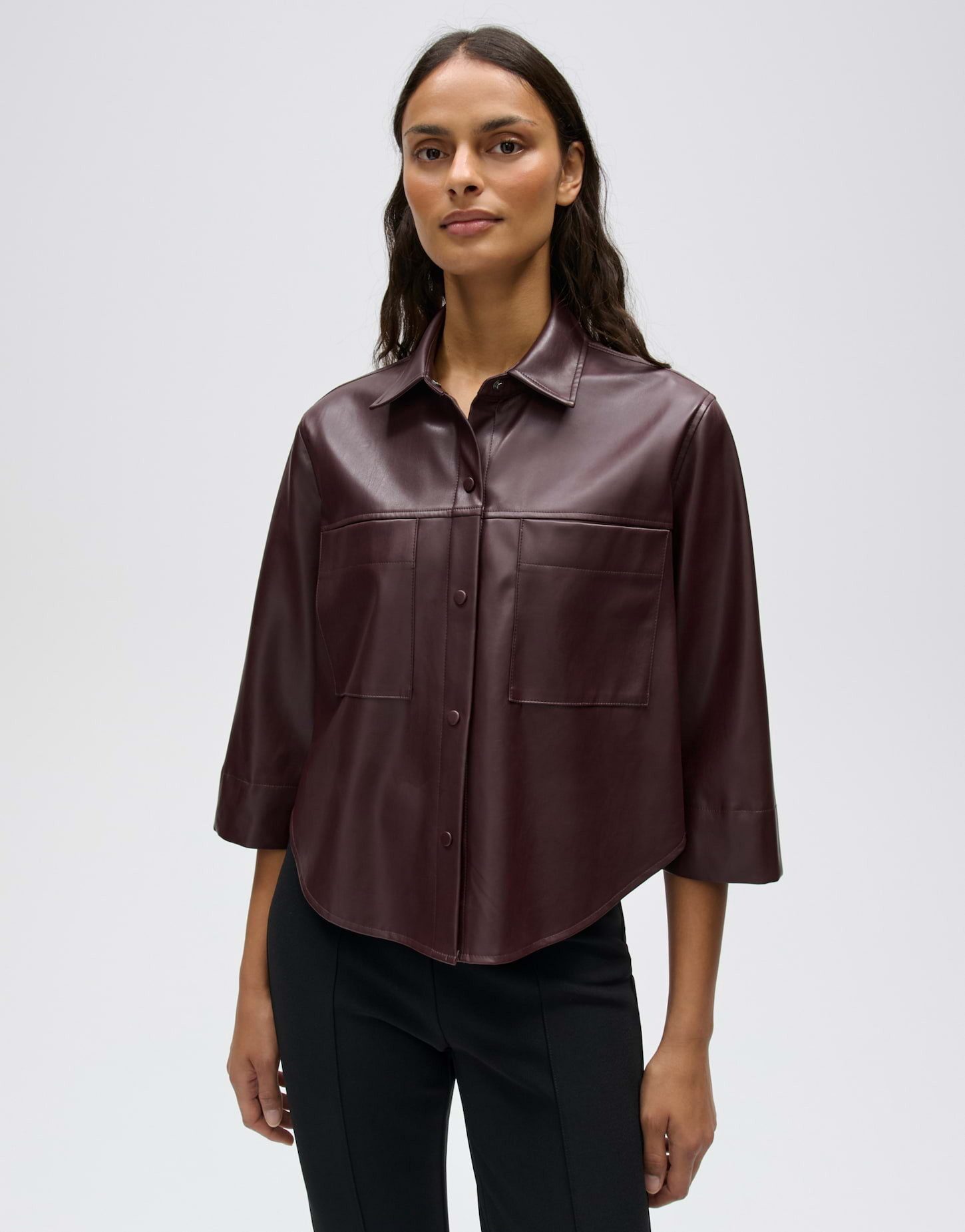 OPUS Hemdbluse Feleda aus glatter Lederoptik Weite Silhouette mit abgerundetem Saum und Rückenfalte