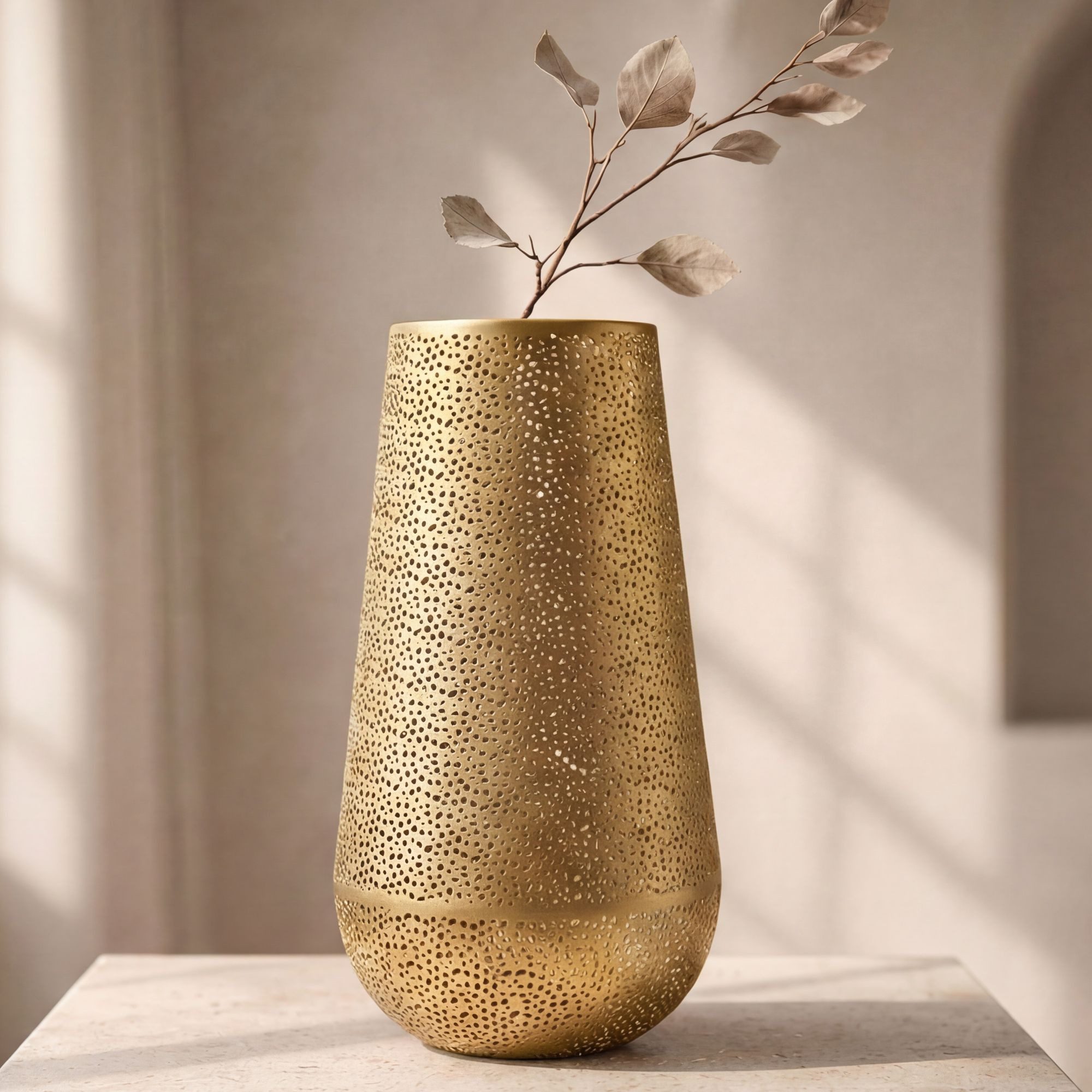 FINEBUY Dekovase SuVa77781 Vase 47 cm Gold Standvase Blumenvase Wohndeko Groß (Skulpturale Stehvase für Trockenblumen und Zweige), Große Metallvase aus lackiertem Eisen
