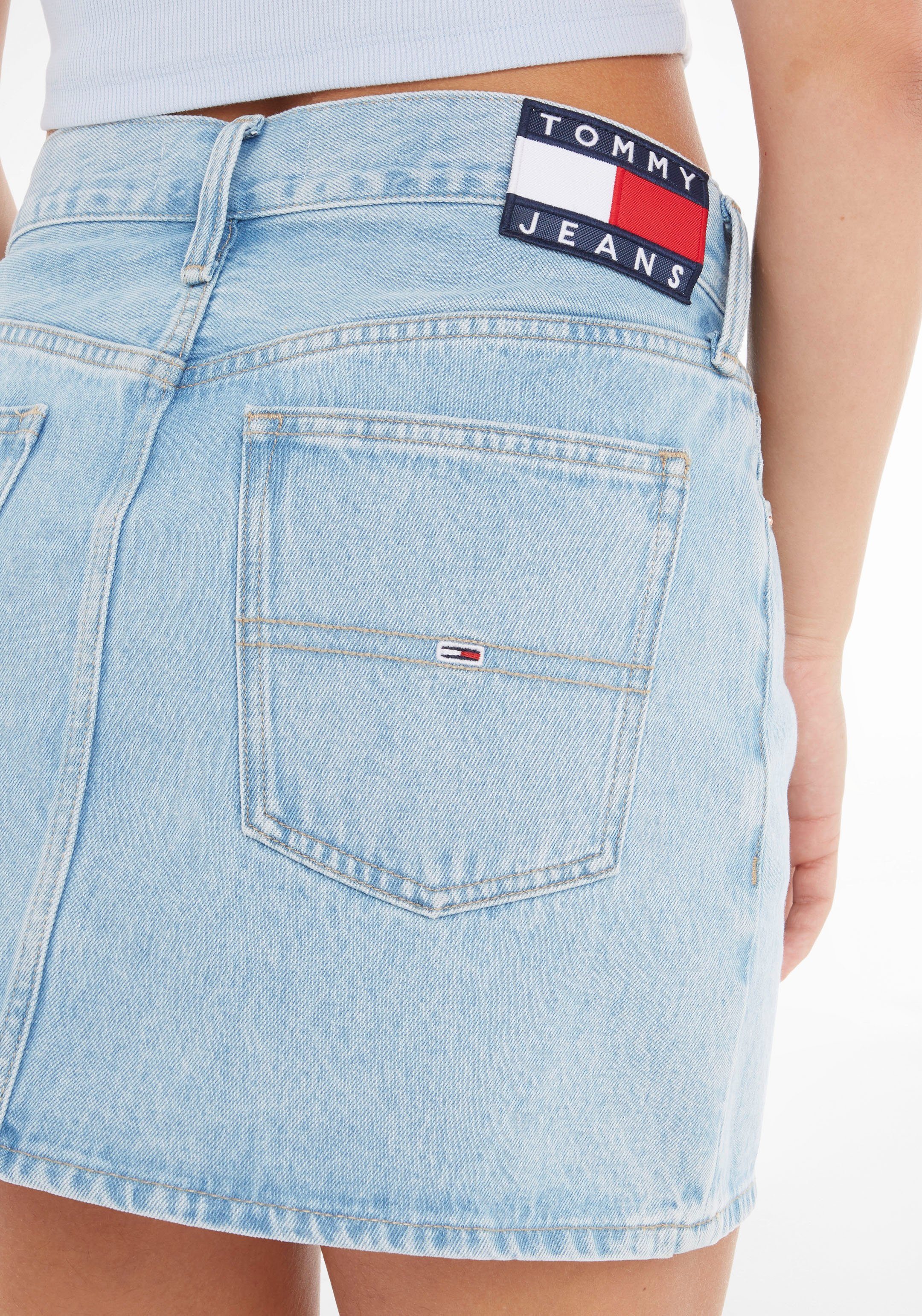 Tommy Jeans Jeansrock IZZIE MINI Jeans mit SKIRT Tommy BG4015 DENIM Logo-Badge