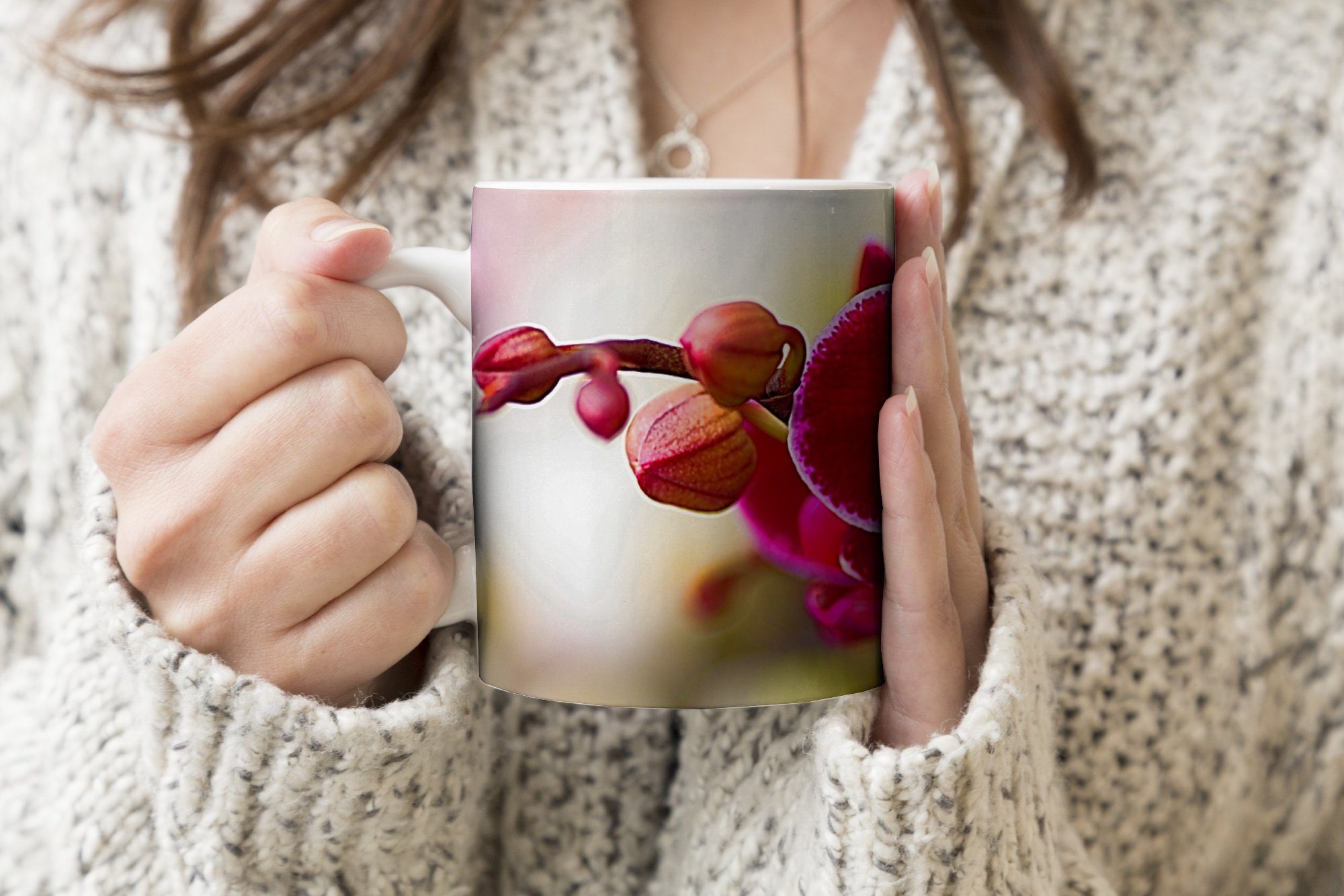 einem roten Tasse Teetasse, Geschenk vor von Teetasse, unscharfen Nahaufnahme Becher, Hintergrund, Keramik, MuchoWow Orchideen Kaffeetassen,