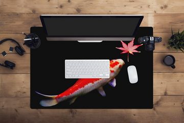 MuchoWow Gaming Mauspad Ein Koi-Karpfen mit einem Ahornblatt vor einem dunklen Teich (1-St), Büro für Tastatur und Maus, Mousepad Gaming, 90x60 cm, XXL, Großes
