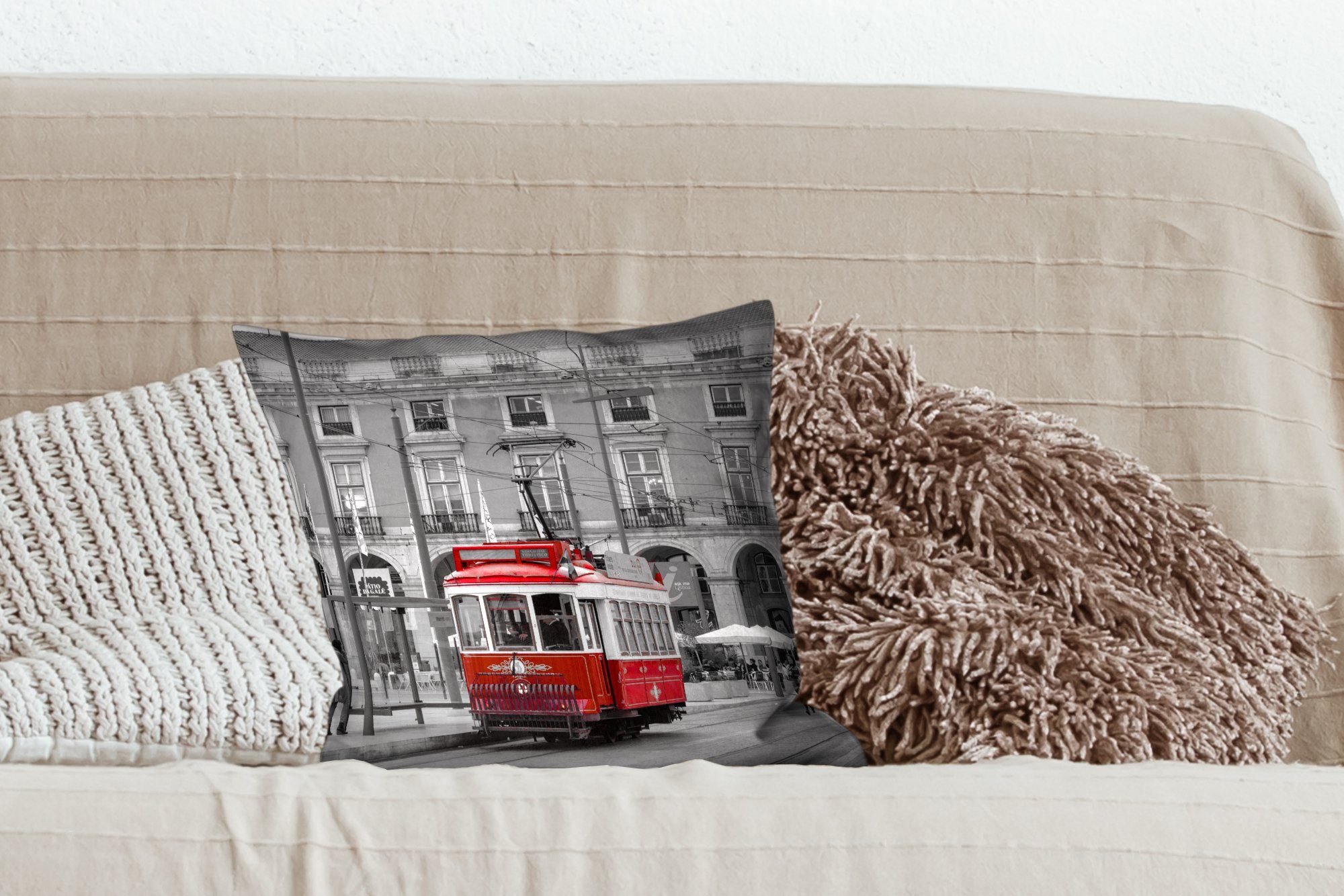 MuchoWow Dekokissen Schwarz-Weiß-Foto mit einer Schlafzimmer, Füllung Deko, Wohzimmer, Straßenbahn, roten für mit Zierkissen Sofakissen