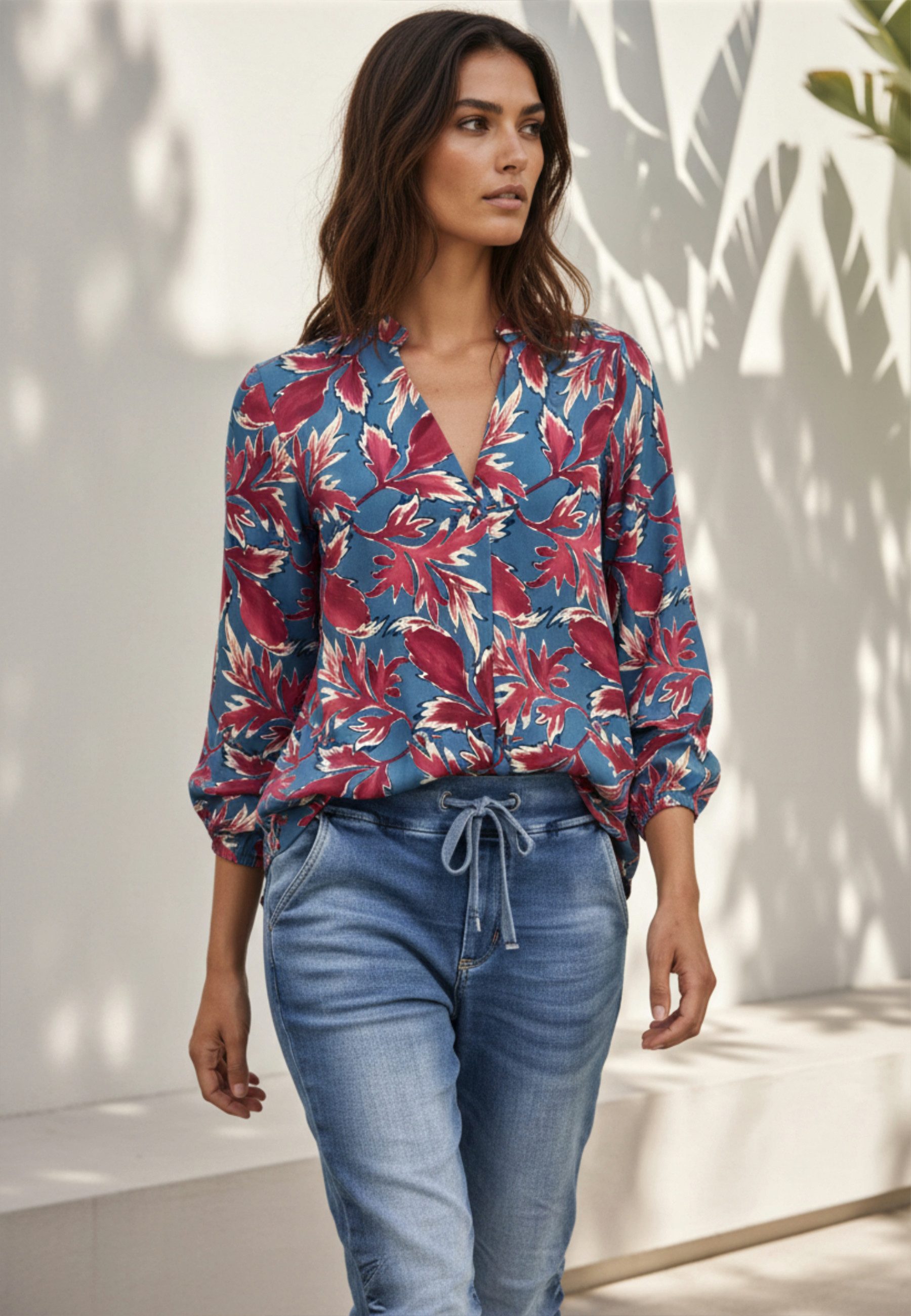 Andijamo-Fashion Schlupfbluse SHADOW BLOOM Ausdrucksstarker Print mit Blattstruktur – Bild 2 von 5