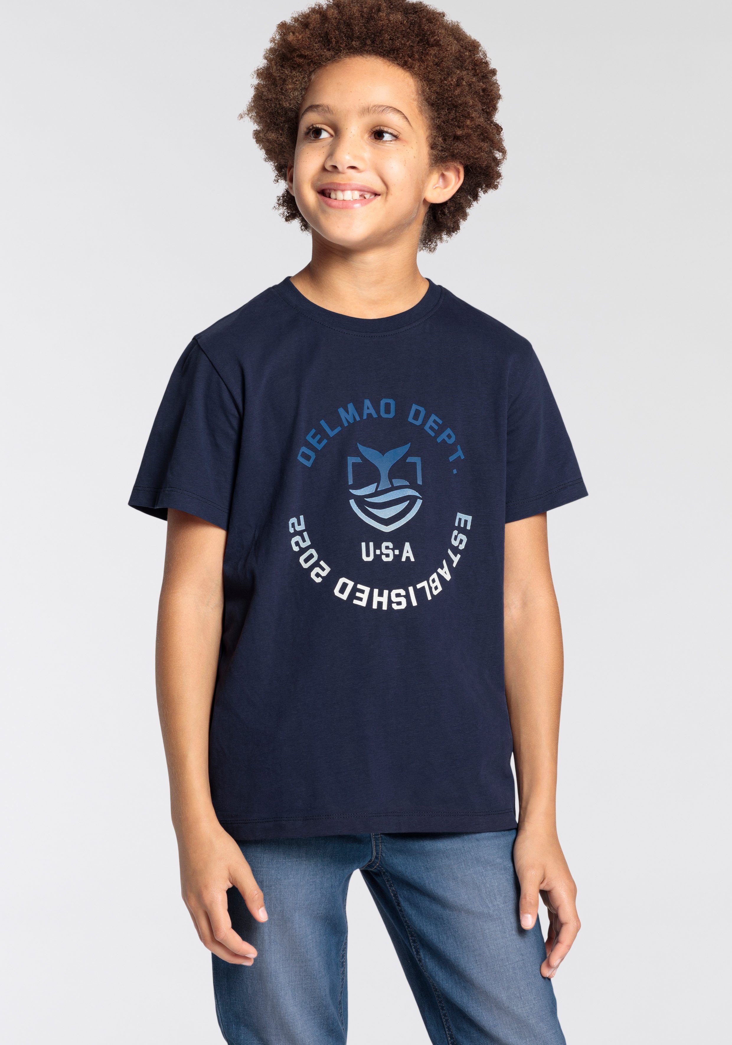 großem T-Shirt Logo-Print. mit Mit für NEUE Logodruck Jungen, DELMAO MARKE, vorn