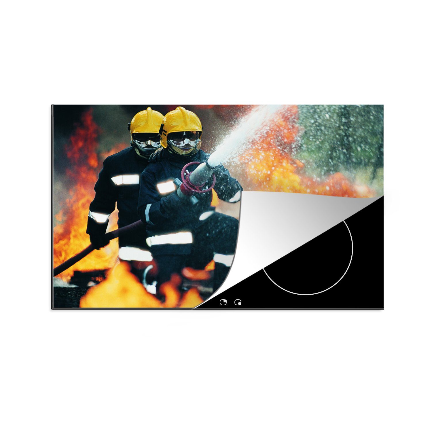 MuchoWow Herdblende-/Abdeckplatte Feuerwehrleute halten Wasserschlauch, Vinyl, (1 tlg), 81x52 cm, Induktionskochfeld Schutz für die küche, Ceranfeldabdeckung