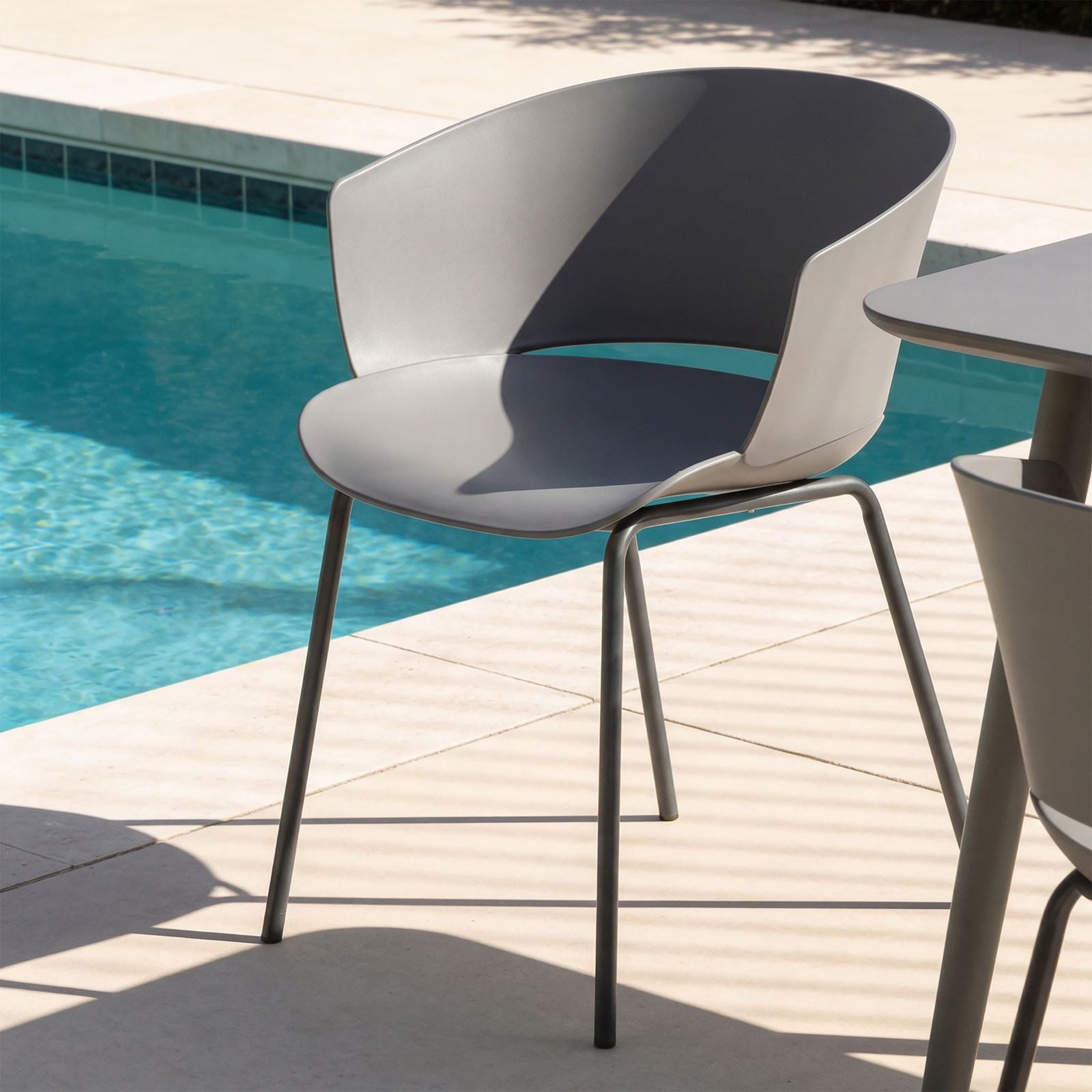 IDIMEX Gartenstuhl NIVEL (4 St), In & Outdoor Schalenstuhl modern im 4er Set, UV-beständig grau