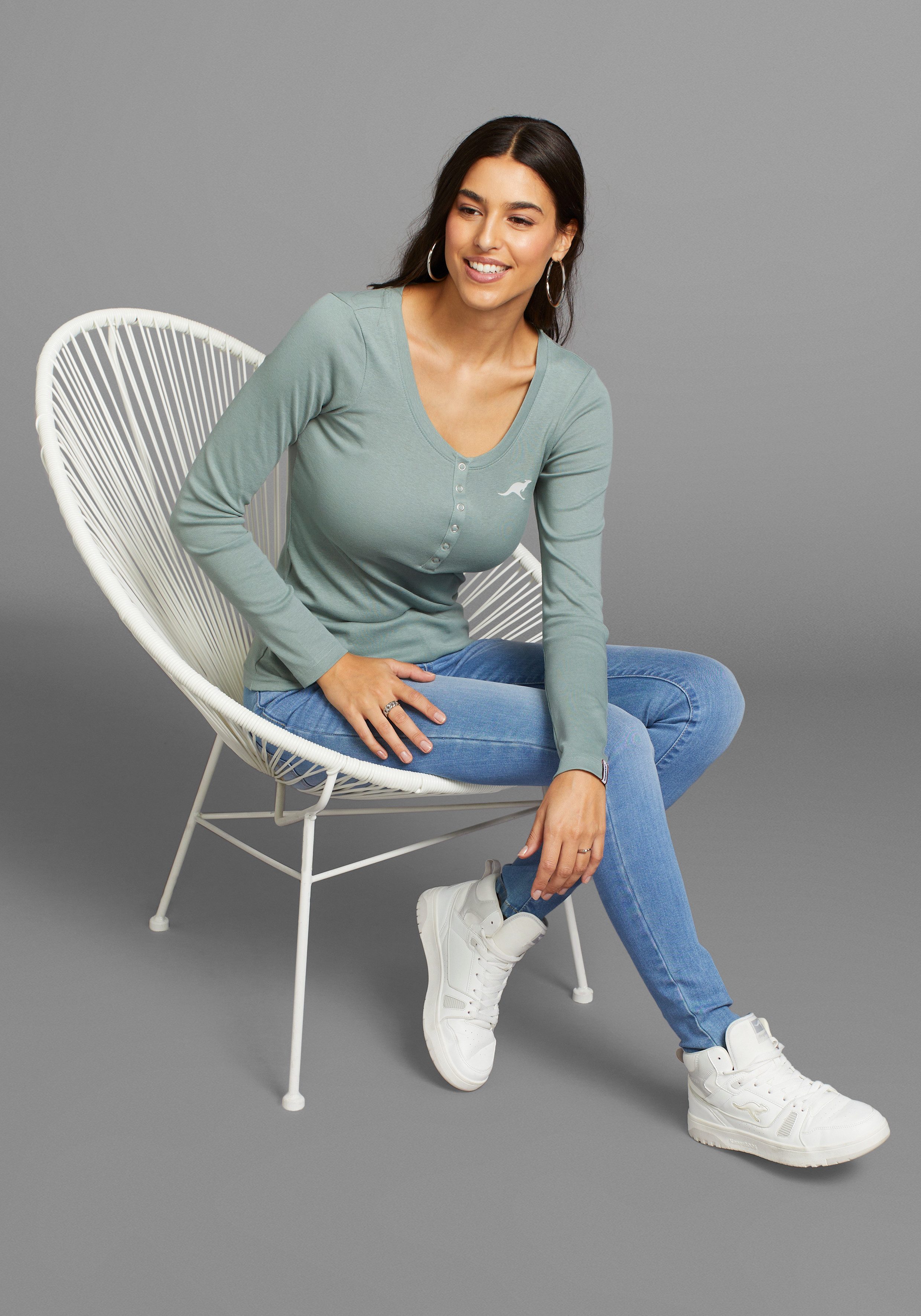 KangaROOS Langarmshirt figurbetonte Passform, hüftlange Schnittform, aus Rippware