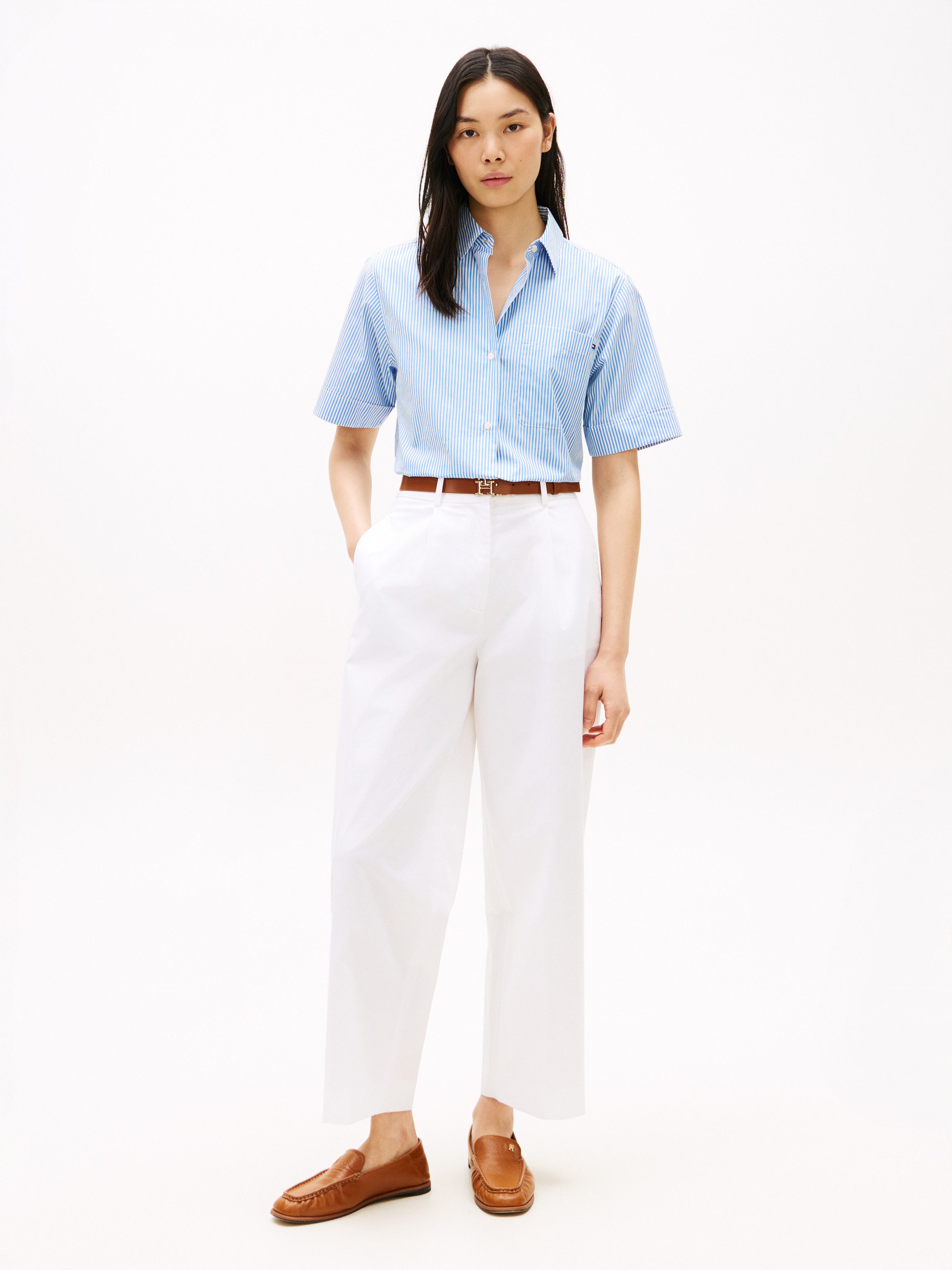 Tommy Hilfiger Kurzarmbluse ESSENTIAL POPLIN SHORT SLEEVE SHIRTS mit Hemdkragen, Flag Stickerei auf der Brust