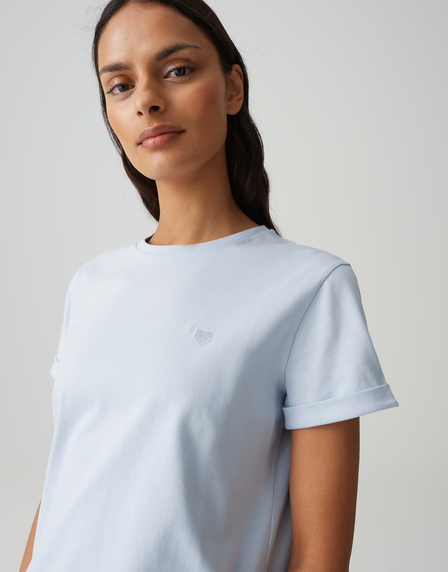 OPUS T-Shirt SERZ Regular T-Shirt aus Baumwolle gerade geschnitten mit Rundhalsausschnitt und Herzstickerei – Bild 4 von 5