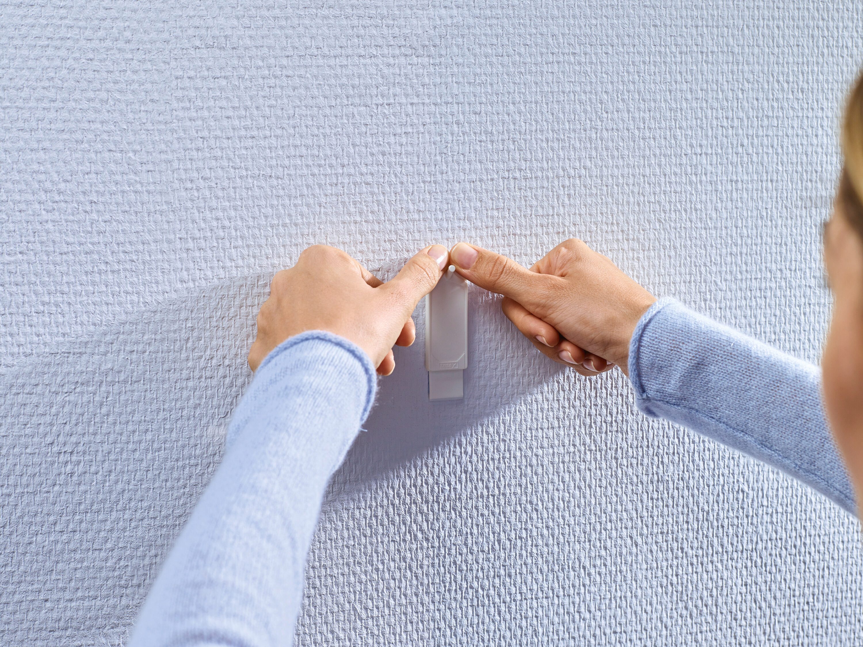 tesa Klebehaken POWERSTRIPS Klebenagel mit max. 1 kg Haltekraft für Bilder, (Spar-Set, 6-St., inkl. Powerstrips), 1 kg Haltekraft - Tapete & Putz - entfernbar,  – Bild 5 von 5