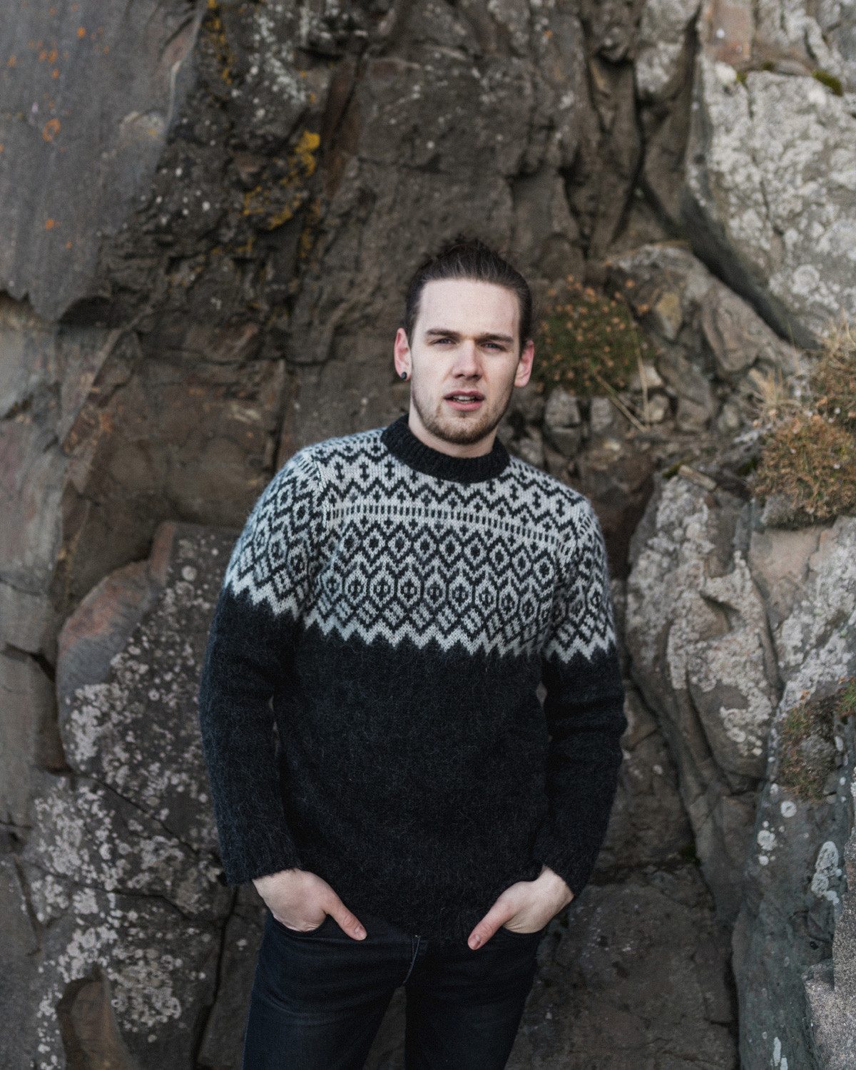 KIDKA Wollpullover Isländischer Strickpullover für Damen / Herren - Farbe schwarz / weiß - aus rauer isländischer Wolle