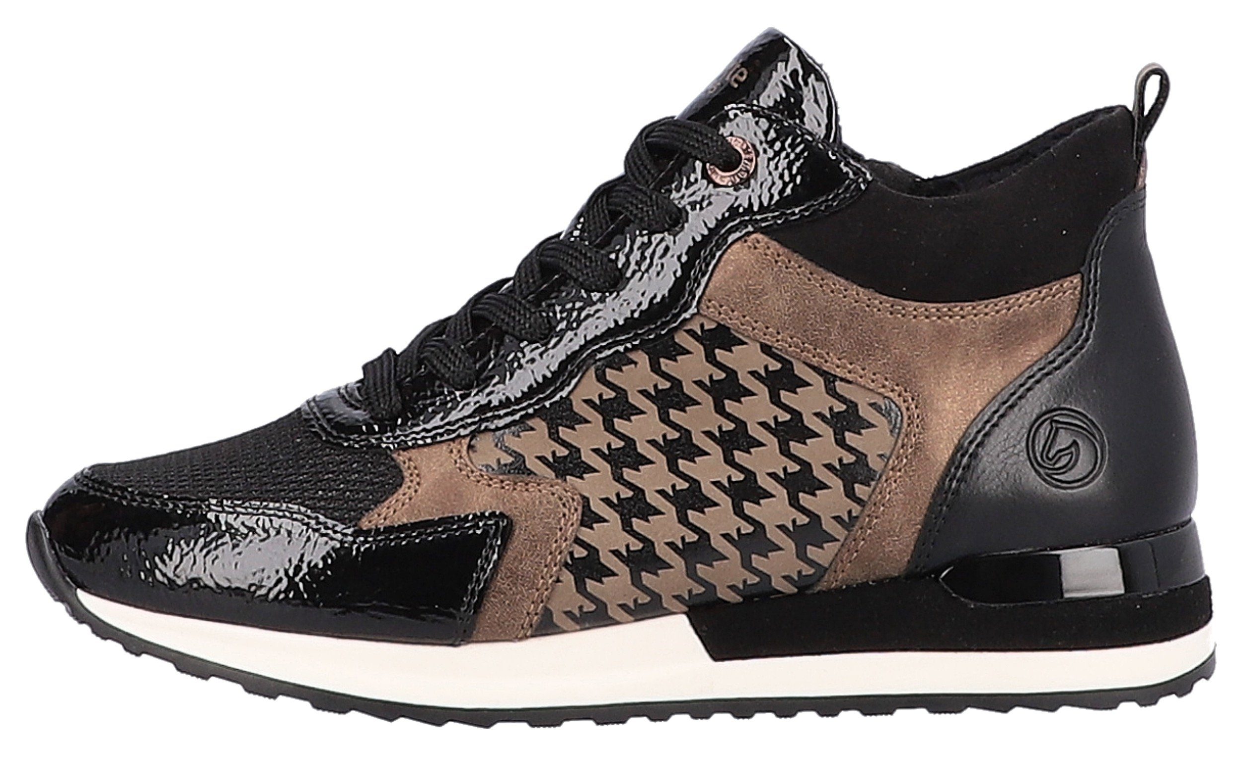 trendigem schwarz Remonte kombiniert mit Sneaker Pepitaprint