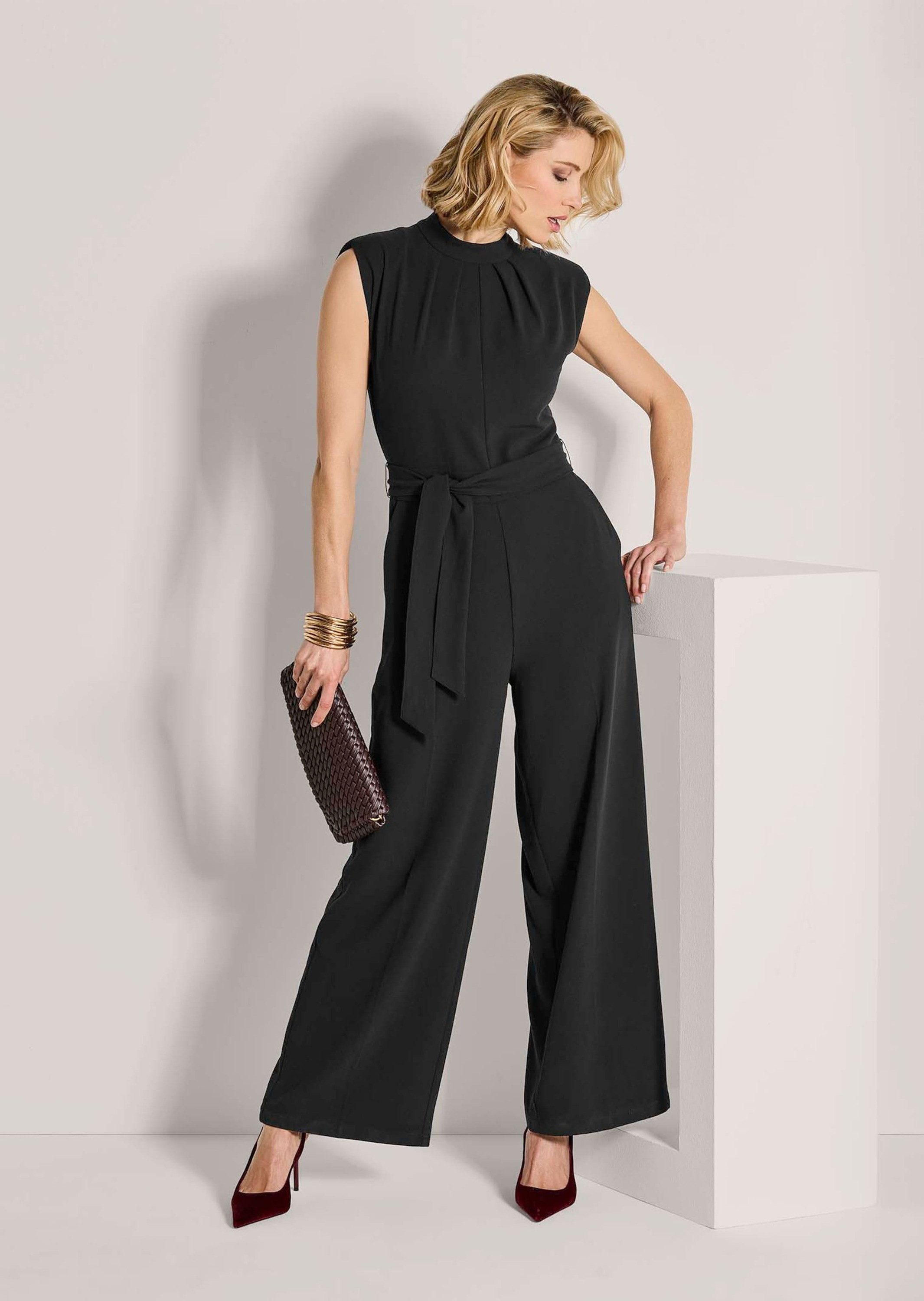 MADELEINE Jumpsuit Eleganter Jumpsuit mit Stehkragen Ärmelloser Look mit breitem Taillenband