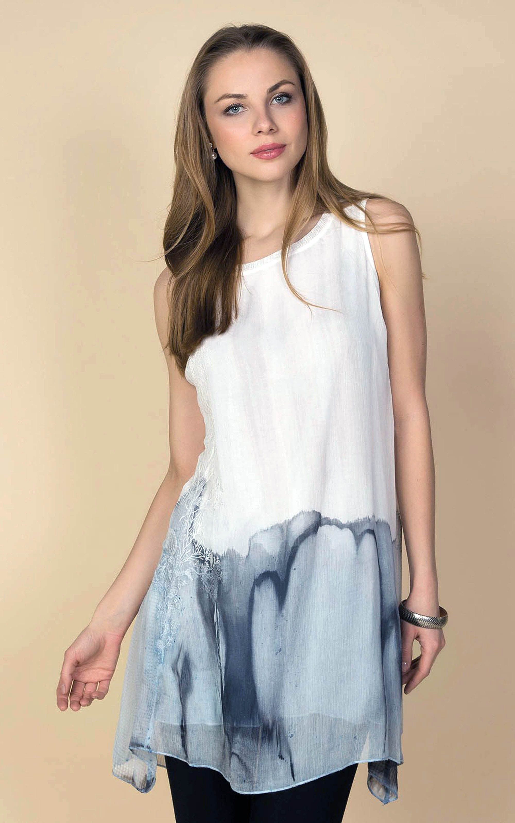 Passioni Chiffontunika in Weiß, mit abstraktem Print und Blumenstickereien