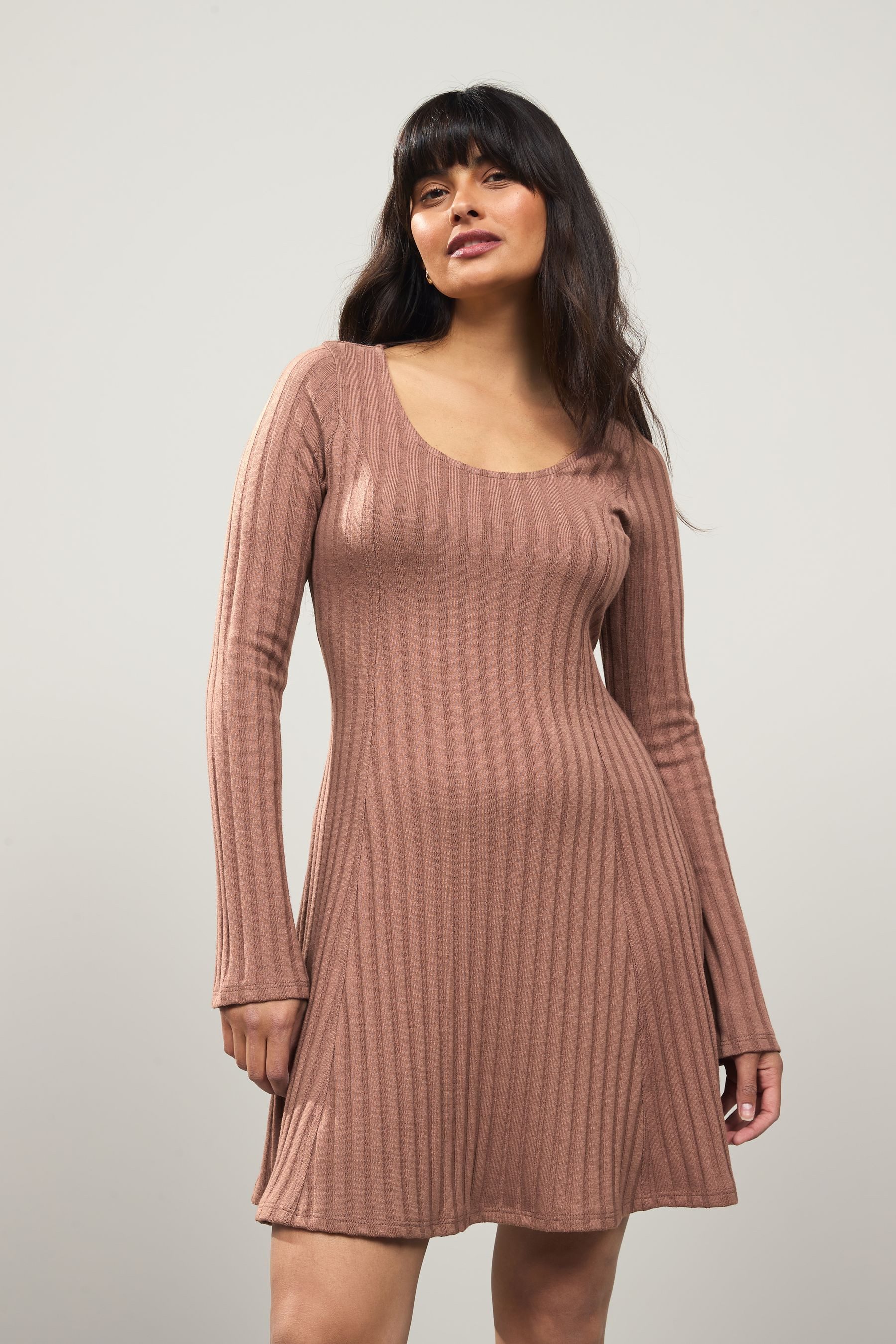 Next Minikleid Langärmeliges, geripptes Minikleid, U-Ausschnitt (1-tlg)