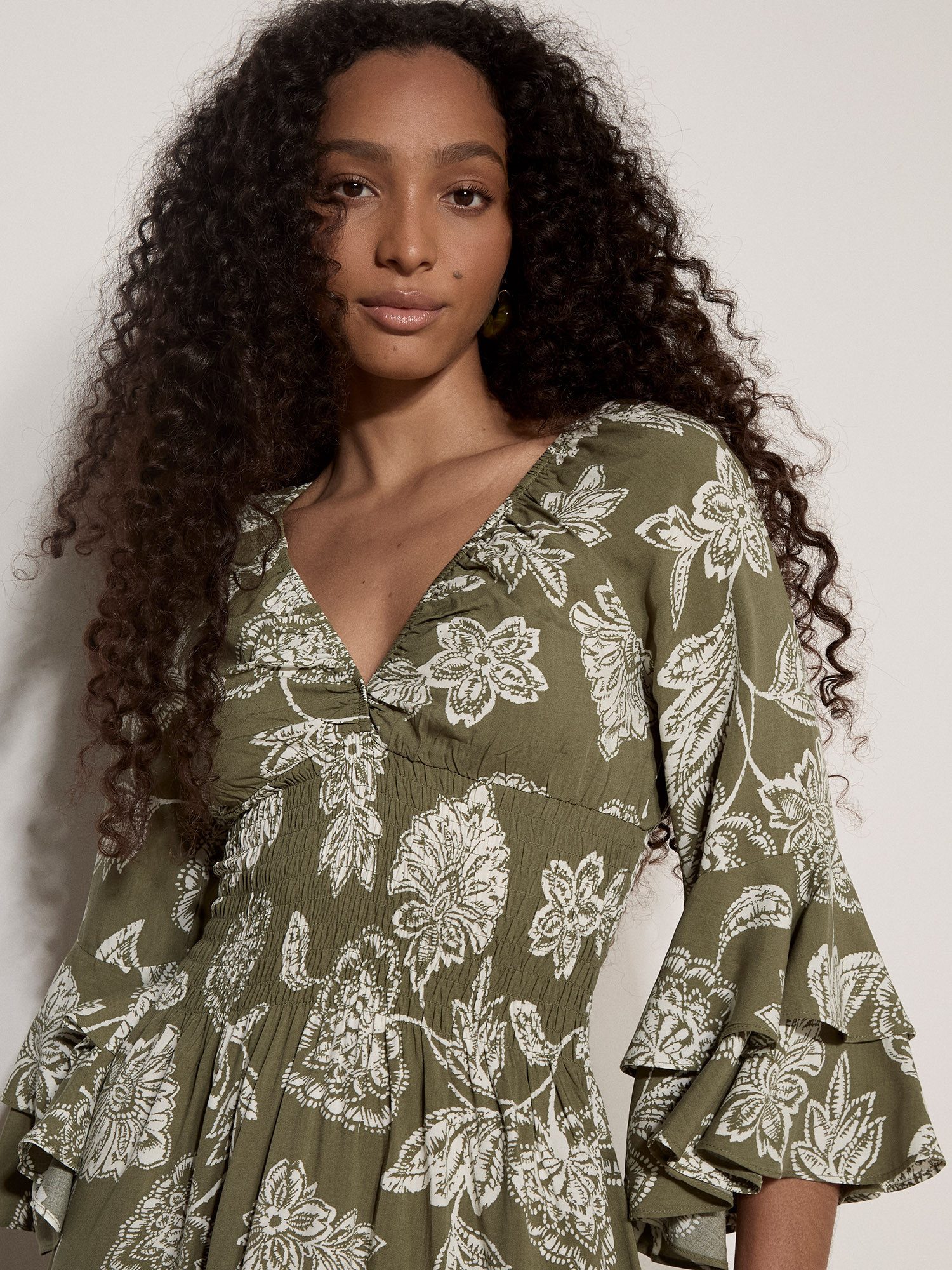 Apricot Minikleid Geblümtes Sarasa-Minikleid mit Rüschen