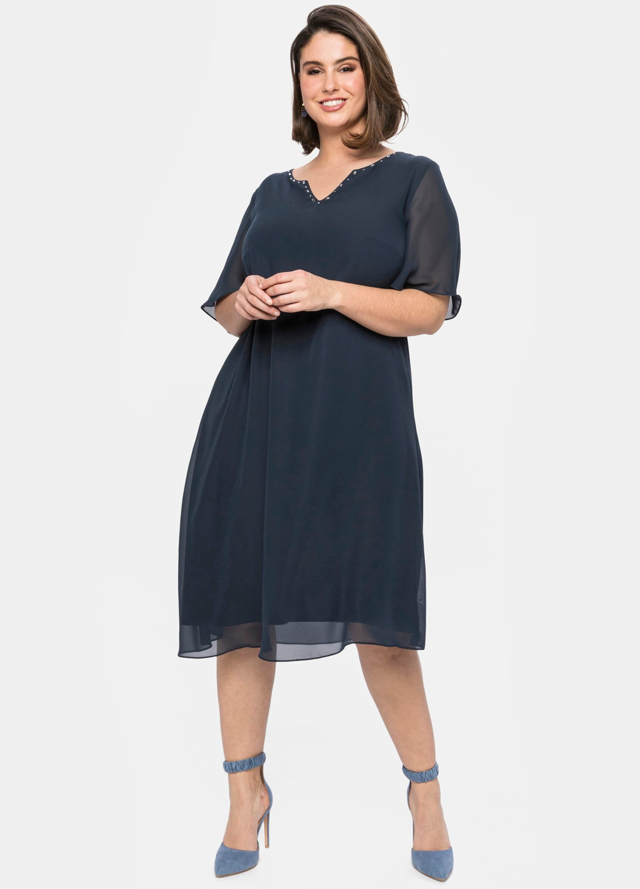 Sheego Etuikleid Chiffonkleid Kurzarm mit Schmucksteinen am Ausschnitt