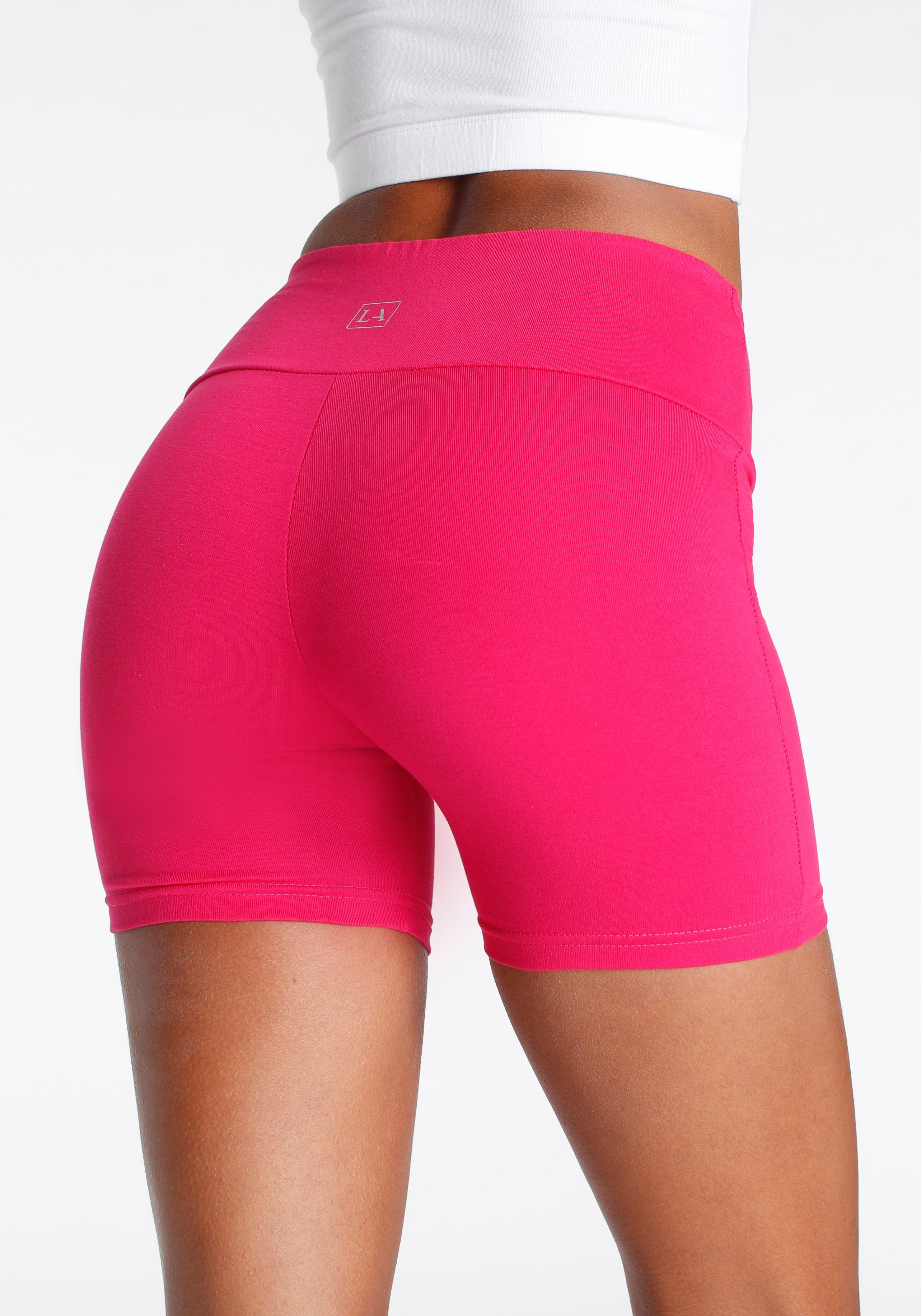 LASCANA Shorts mit breitem Bündchen und Logodruck, Loungewear pink