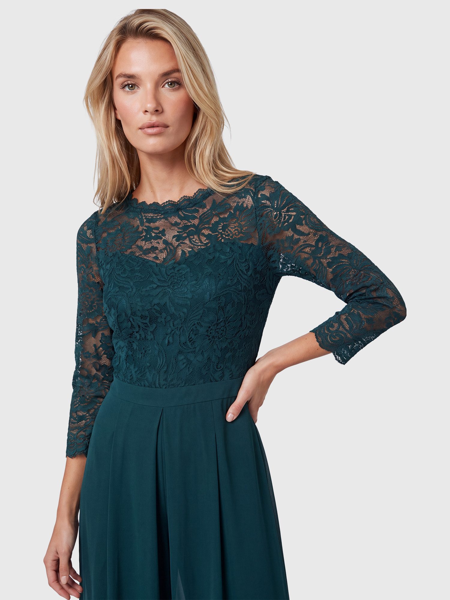 Apart Jumpsuit aus Spitze und Chiffon mit weitem Bein