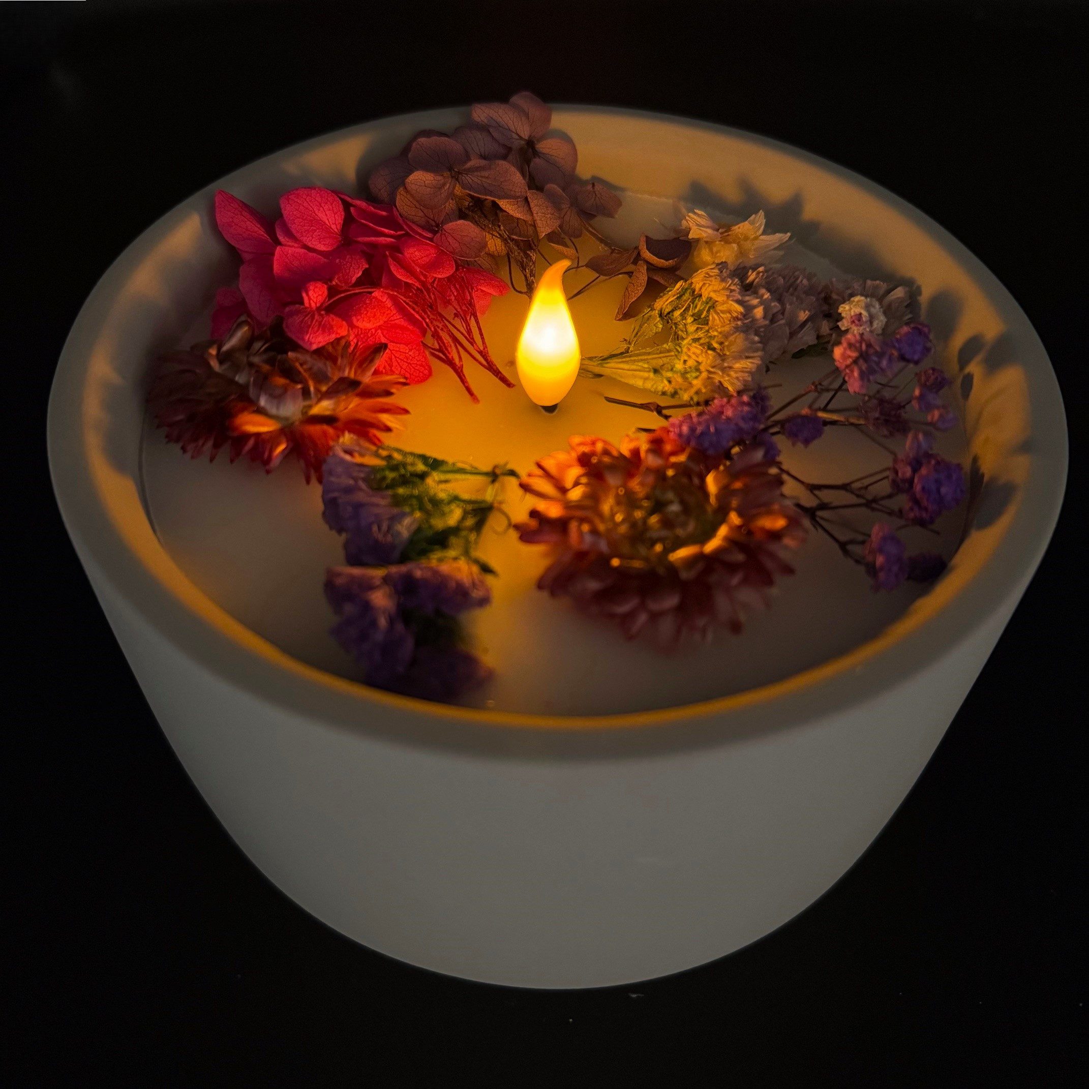 Online-Fuchs LED-Kerze aus Echtwachs mit Trockenblumen günstig online kaufen