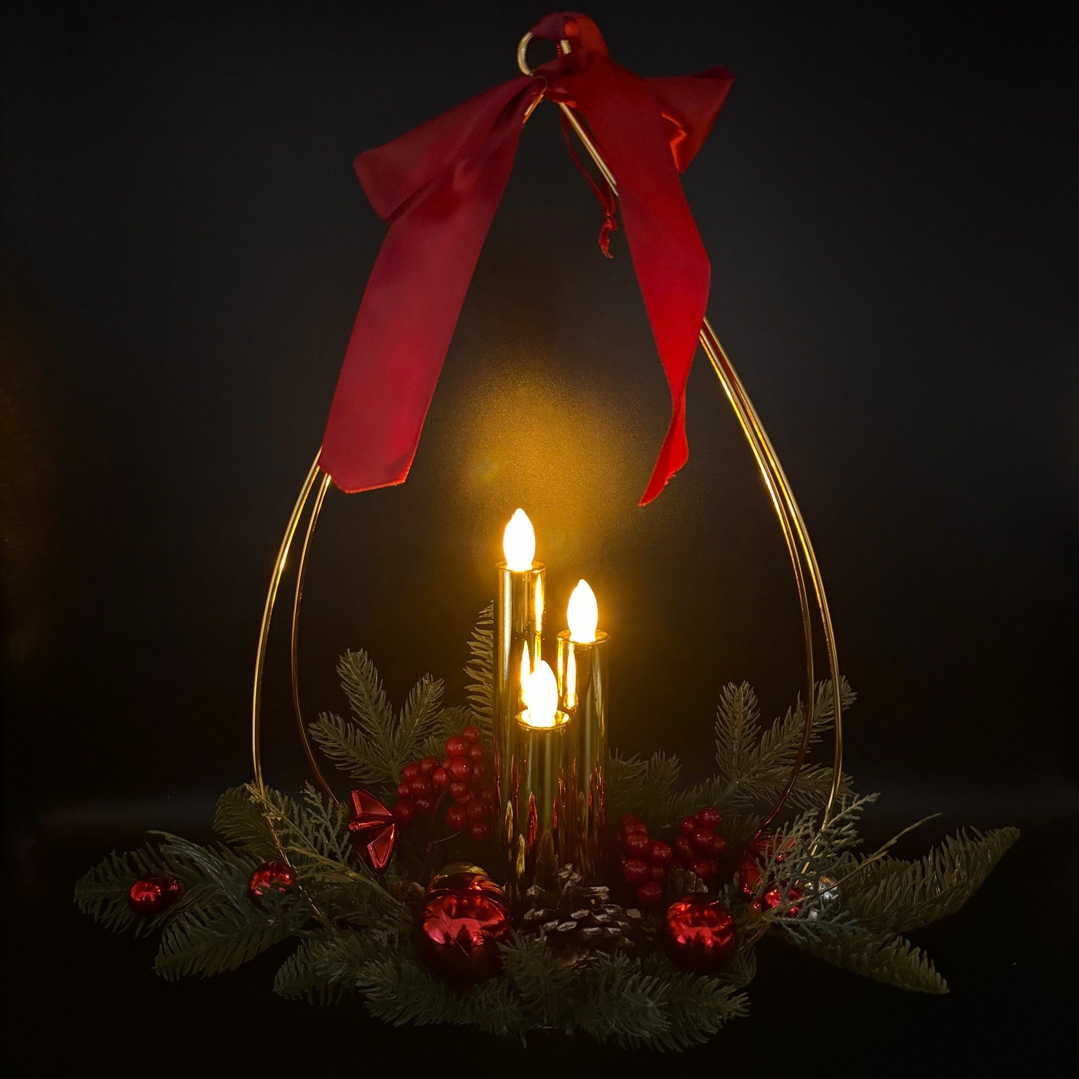 Online-Fuchs Dekokranz - Weihnachtsgesteck mit 3 LED-Stabkerzen & Timer - Deko Weihnachten, festliche Weihnachtsdeko aus Tannenzweigen und Weihnachtskugeln – Bild 2 von 2