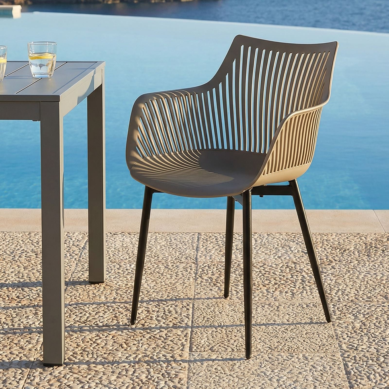 IDIMEX Gartenstuhl VIOLETTA (4 St), Moderne Outdoor Schalenstühle 4er Set aus Alu & Kunststoff Champagner