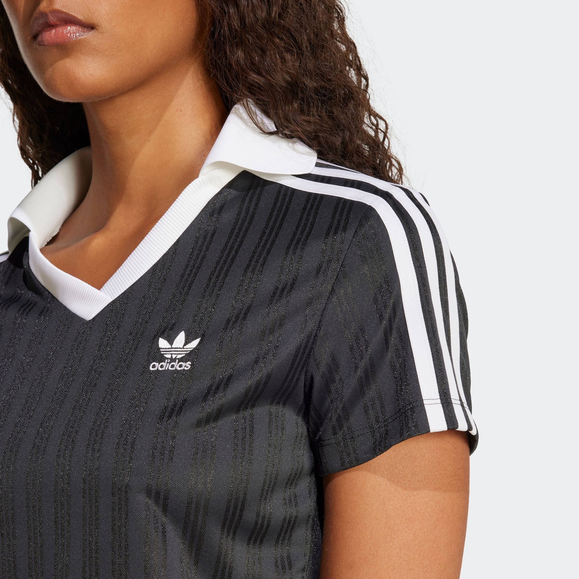 adidas Originals Poloshirt ADICOLOR JACQUARD V-NECK CROP kastiger Schnitt, gecroppte Länge, 3-Streifen an den Ärmeln