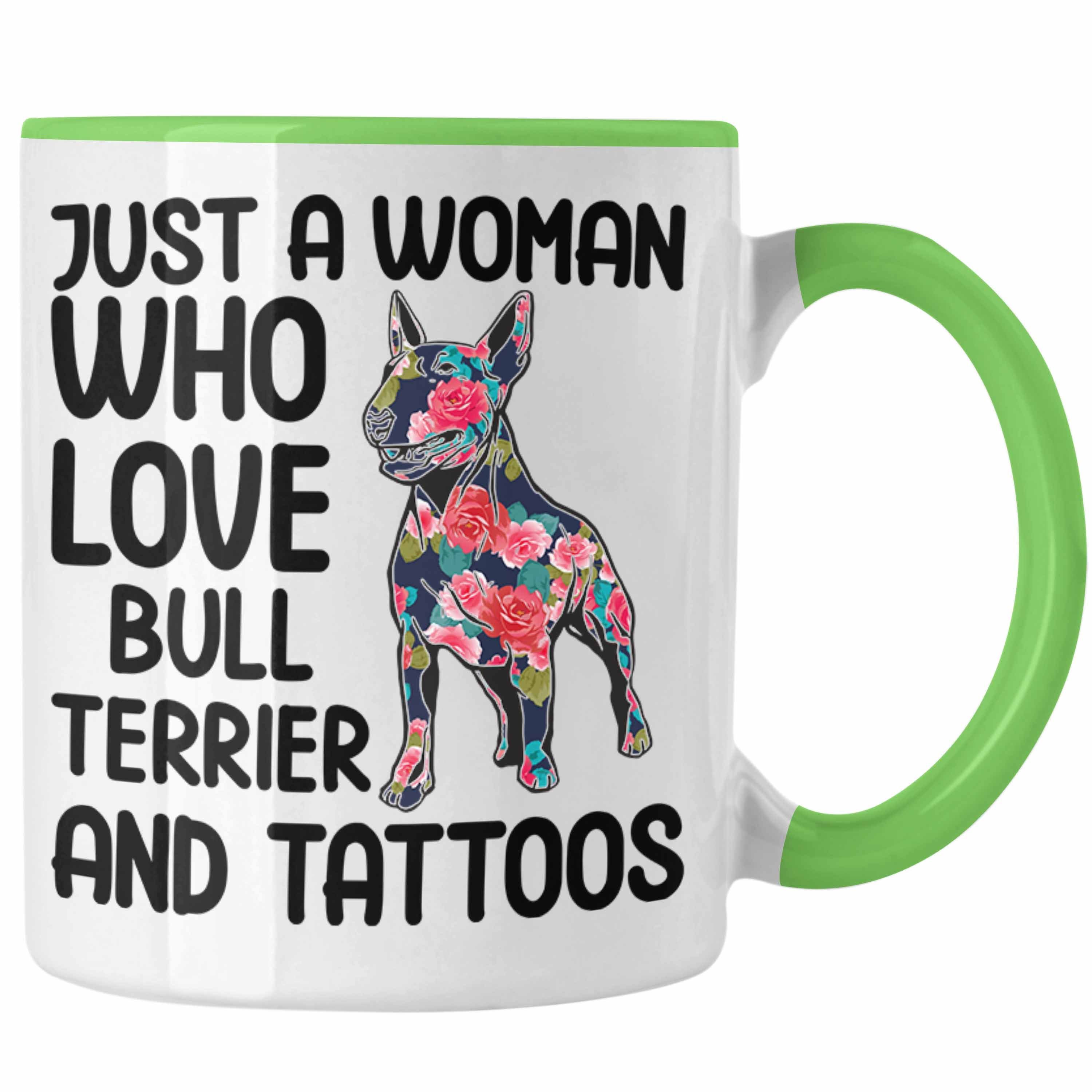 Trendation Tasse Trendation - Bullterrier Besitzerin Geschenk Tasse Bullterrier Tattoo Frauen Geschenk Just A Woman Who Loves Bull Terrier and Tattoos Grün