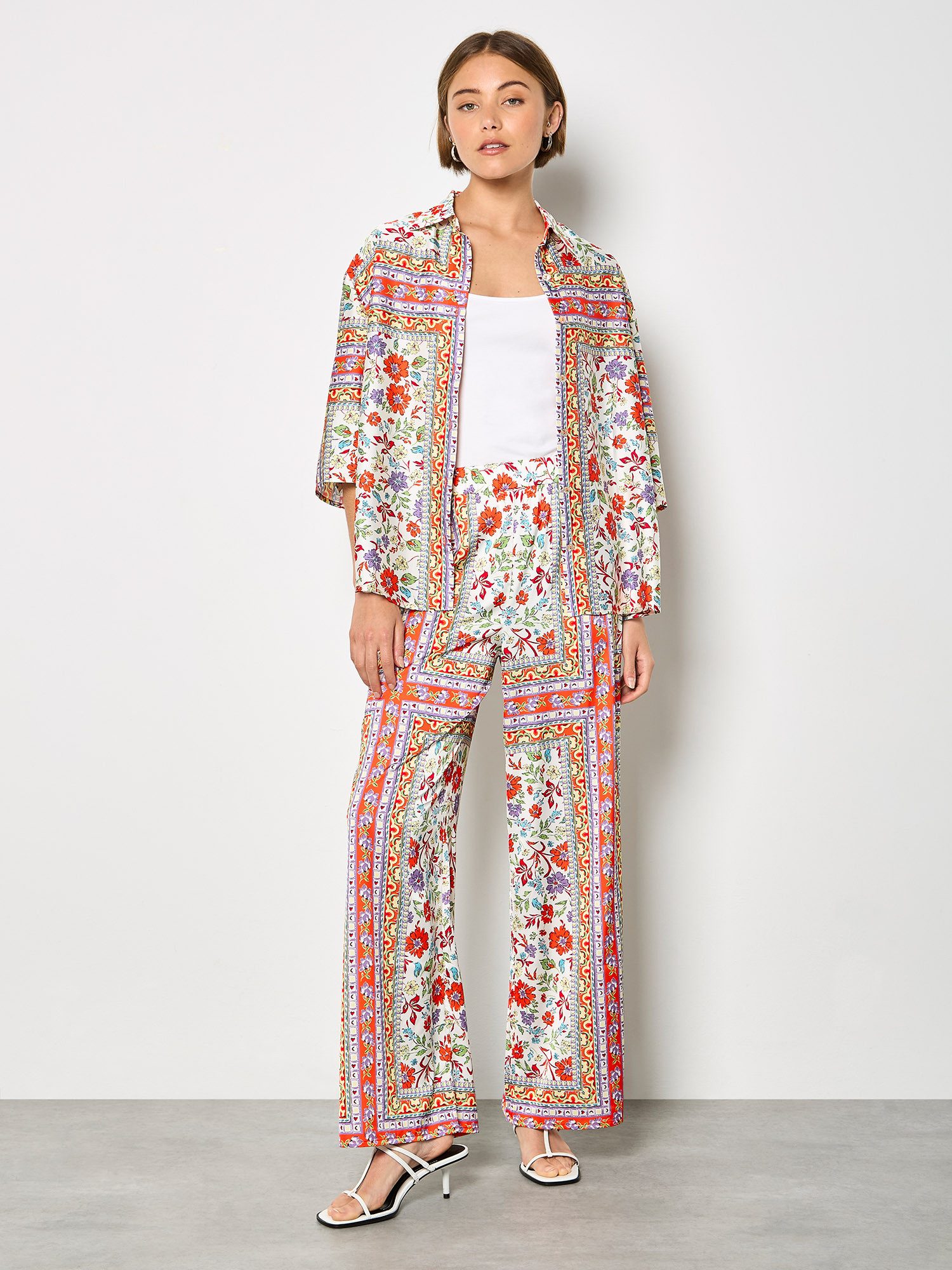 Apricot Palazzohose Satin-Hose mit weitem Bein und Blumen-Schal-Print Bedruckt