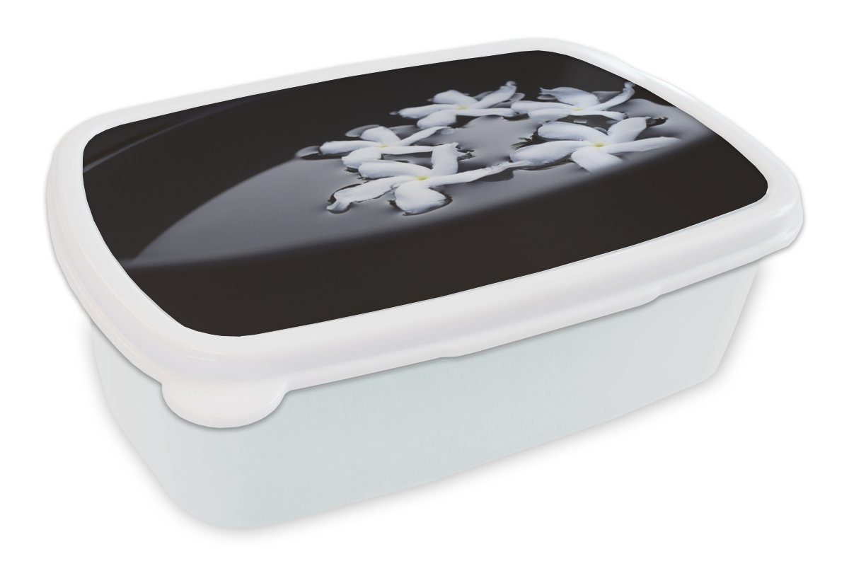 MuchoWow Lunchbox Schwarz-Weiß-Fotografie von Plumeria-Blüten in einem Eimer, Kunststoff, (2-tlg), Brotbox für Kinder und Erwachsene, Brotdose, für Jungs und Mädchen