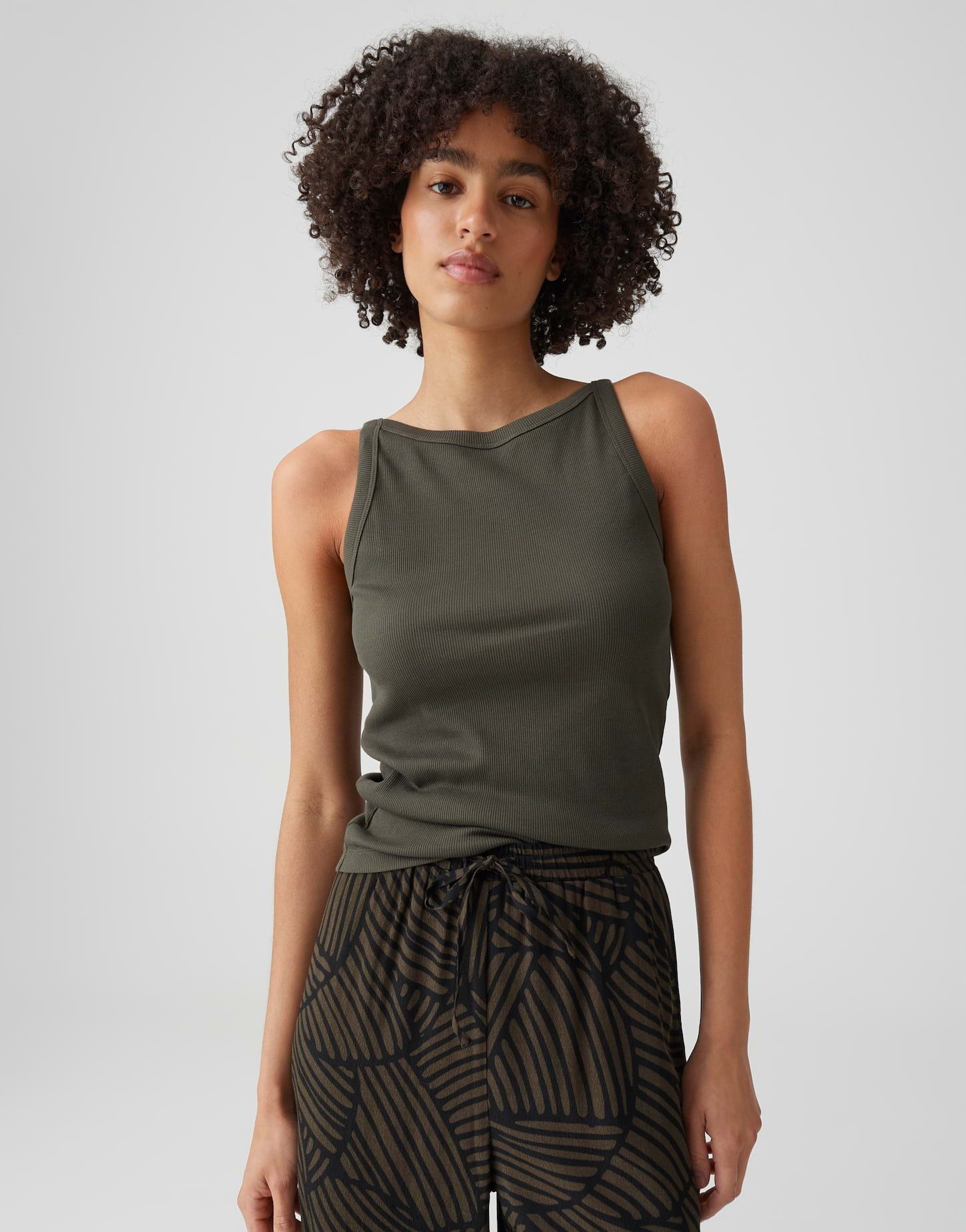 OPUS Kurzarmshirt Izli aus weichem Jersey mit Stretchkomfort Das Trägerdetail unterstreicht den sommerlichen Look