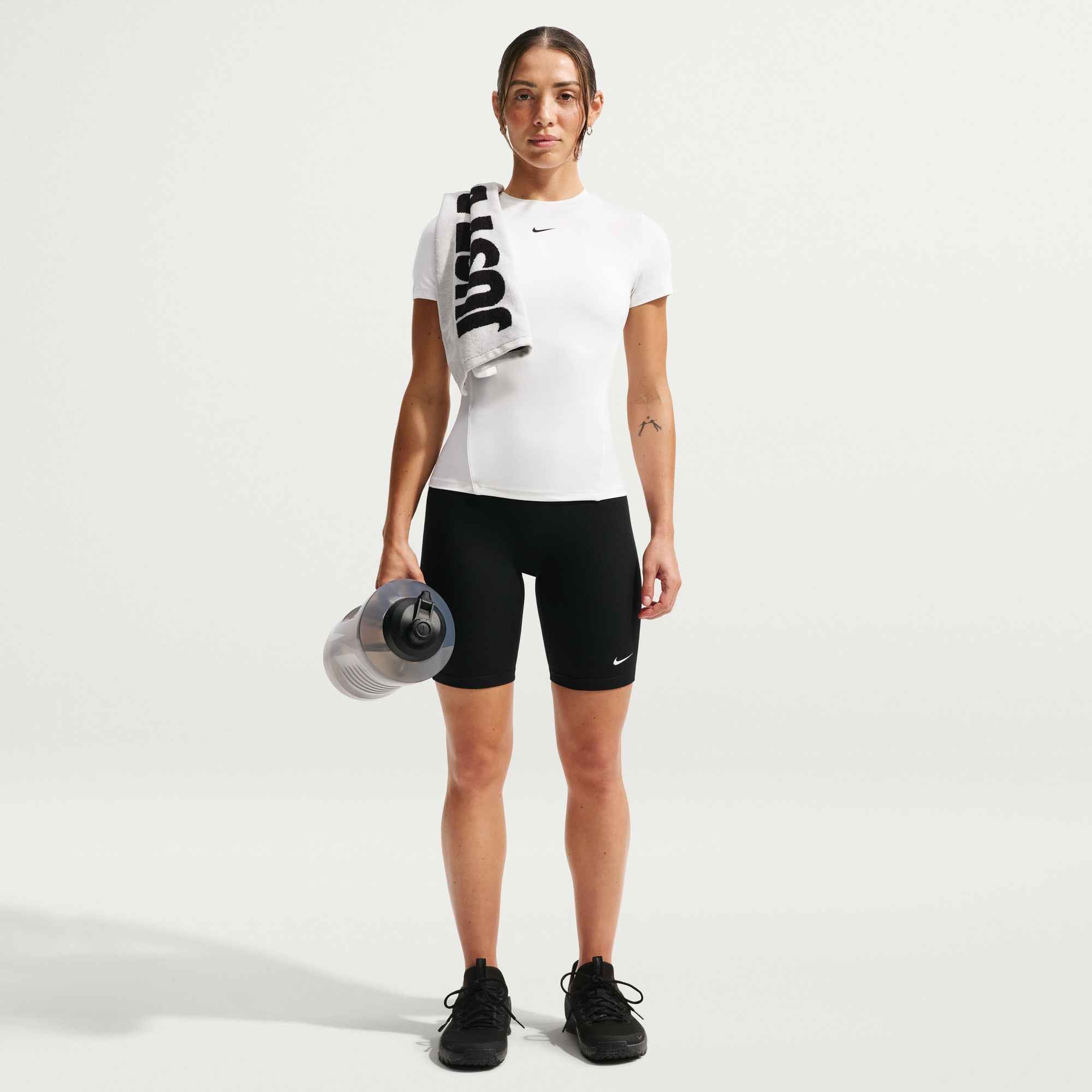 Nike Funktionsshirt W NK ONE FITTED SS TOP atmungsaktiv, Kurzarm, mit Rundhalsausschnitt, schnell trocknend