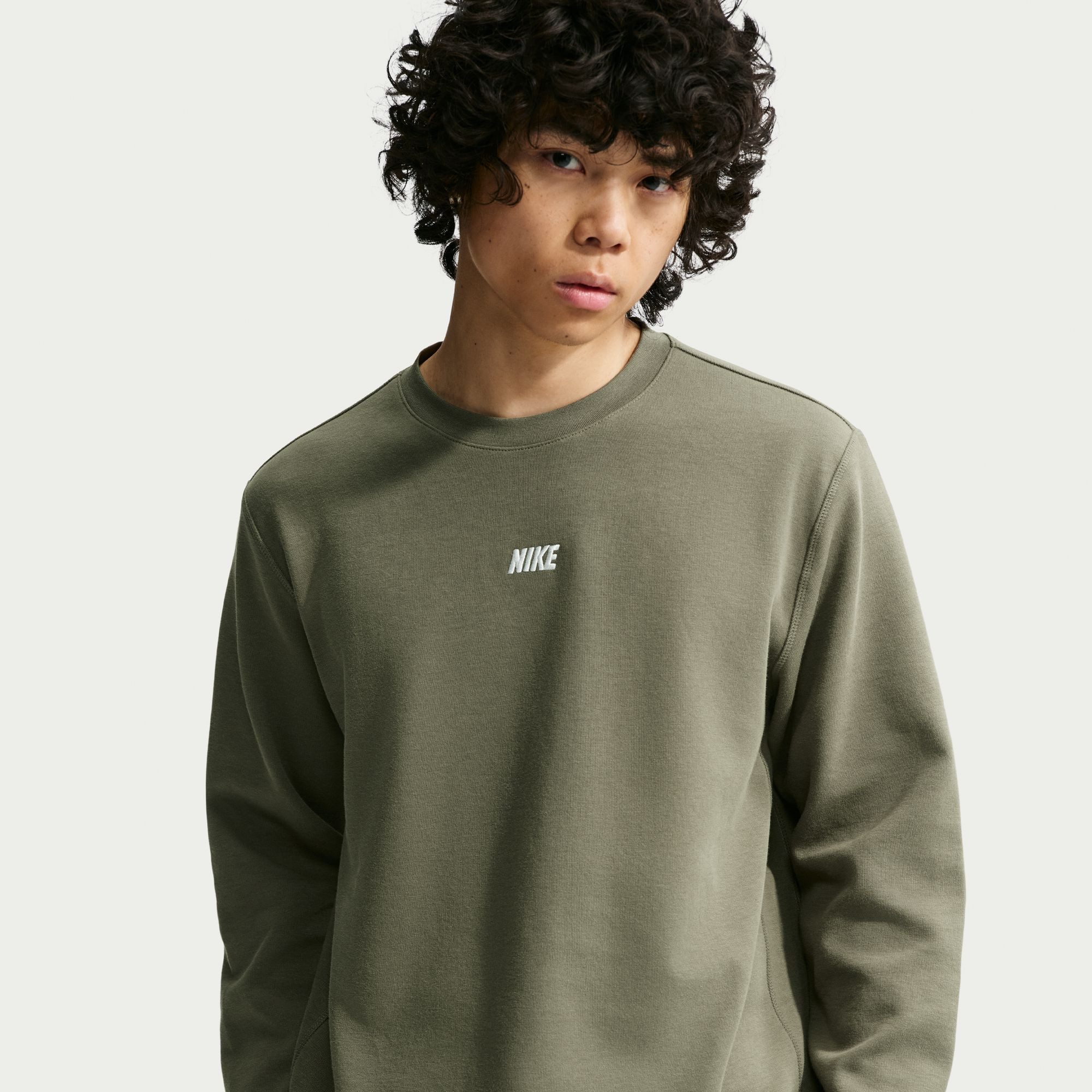 Nike Sportswear Sweatshirt Nike Sportswear Club Men's Long-Sleeve Varsity Crew mit Varsity-inspiriertem Design, in den Größen S bis XXXL erhältlich